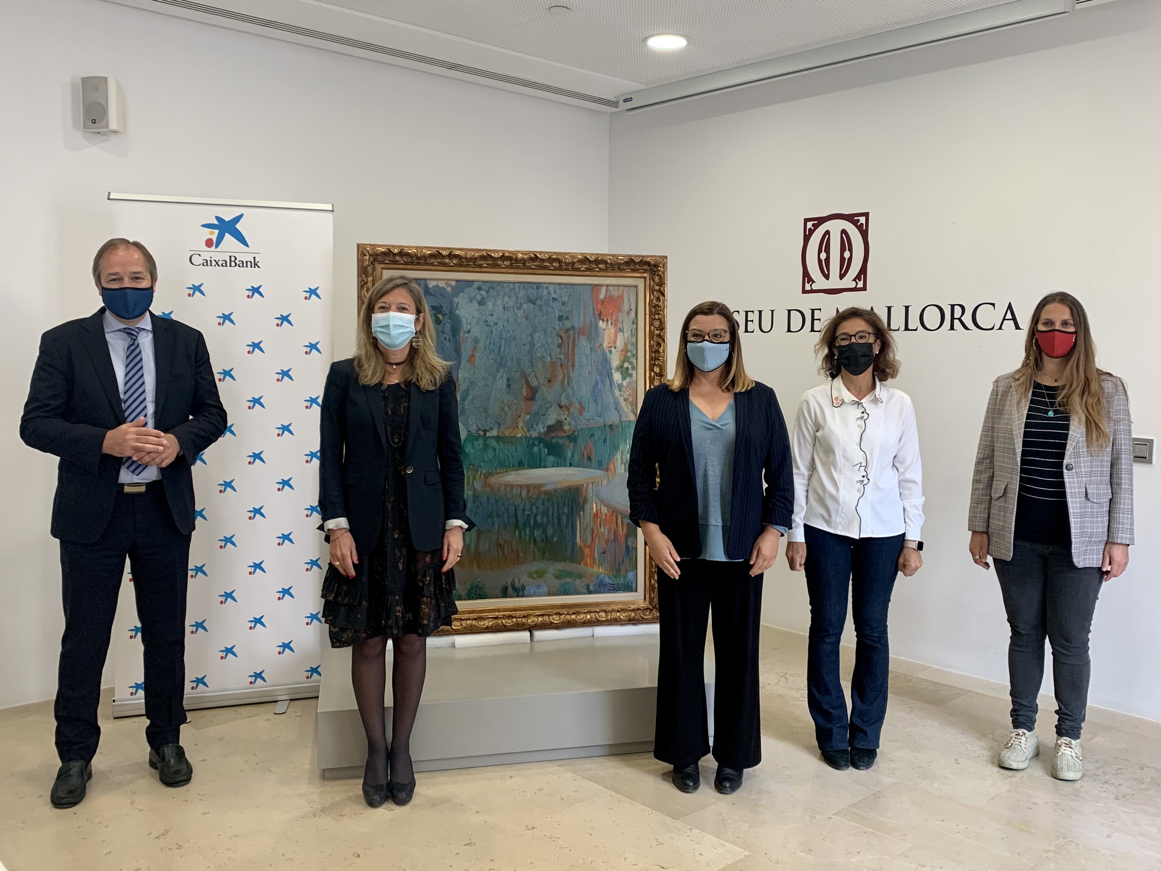 Representantes del Consell i CaixaBank junto a una de las obras cedidas:  Joaquim Mir i Trinxet ( 1873-1940). 
