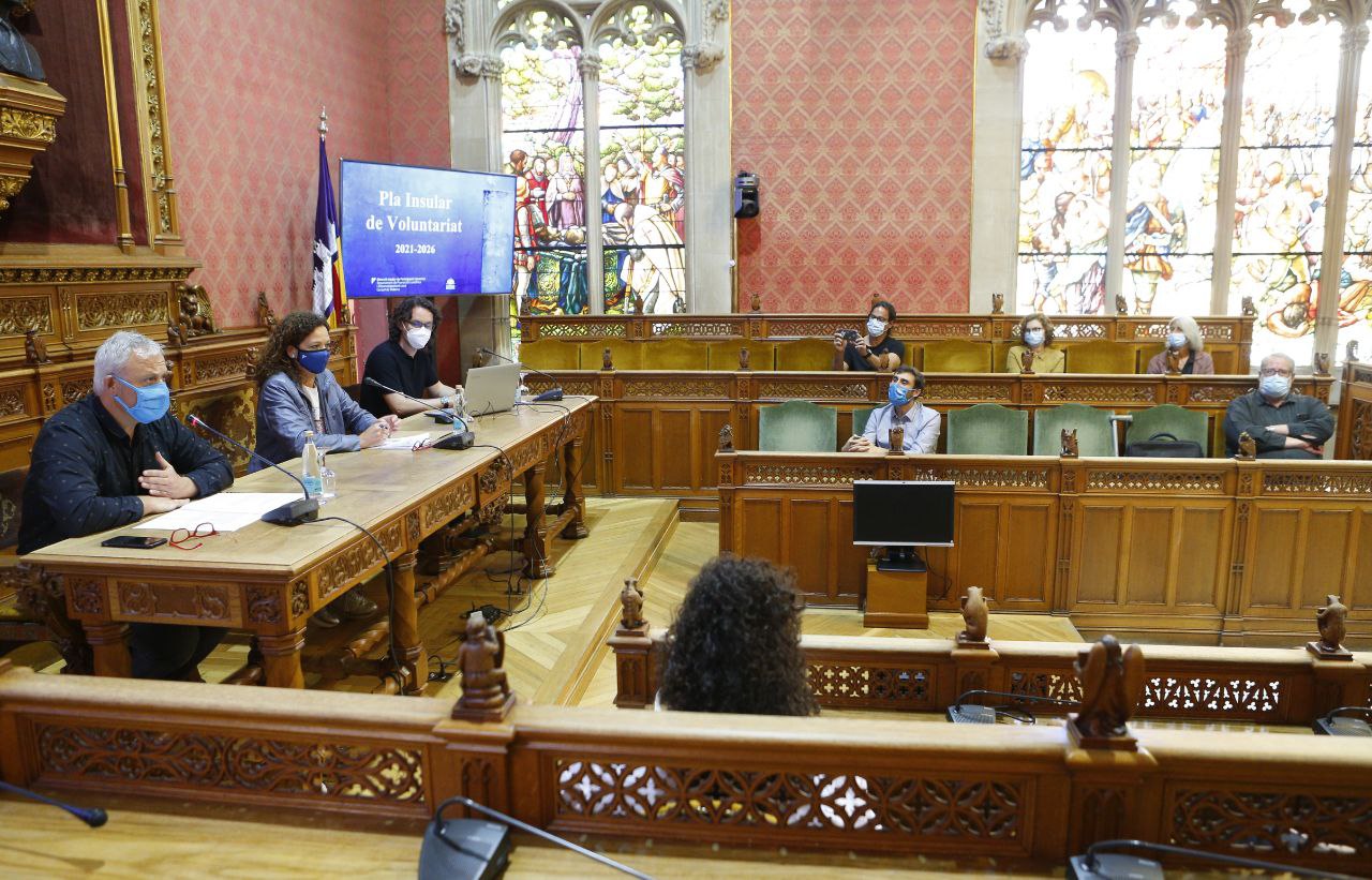 La sala de Plens de Palau Reial ha acollit la presentació del Pla Insular del Voluntariat de Mallorca, un document marc que estructurarà les polítiques insulars de l’àmbit, així com les seves entitats i persones voluntàries, durant cinc anys (2021-2026). 