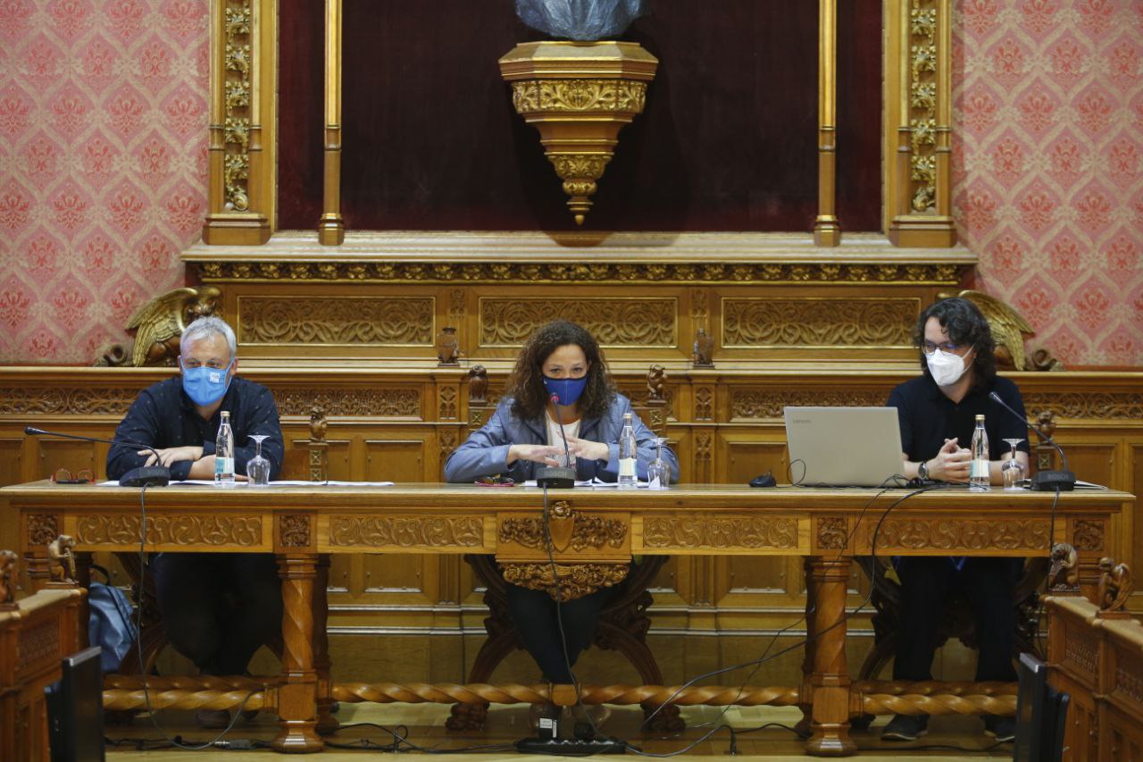 La presidenta del Consell, Catalina Cladera, el conseller Jaume Alzamora i el representant de la PLAVIB, Gerard March.