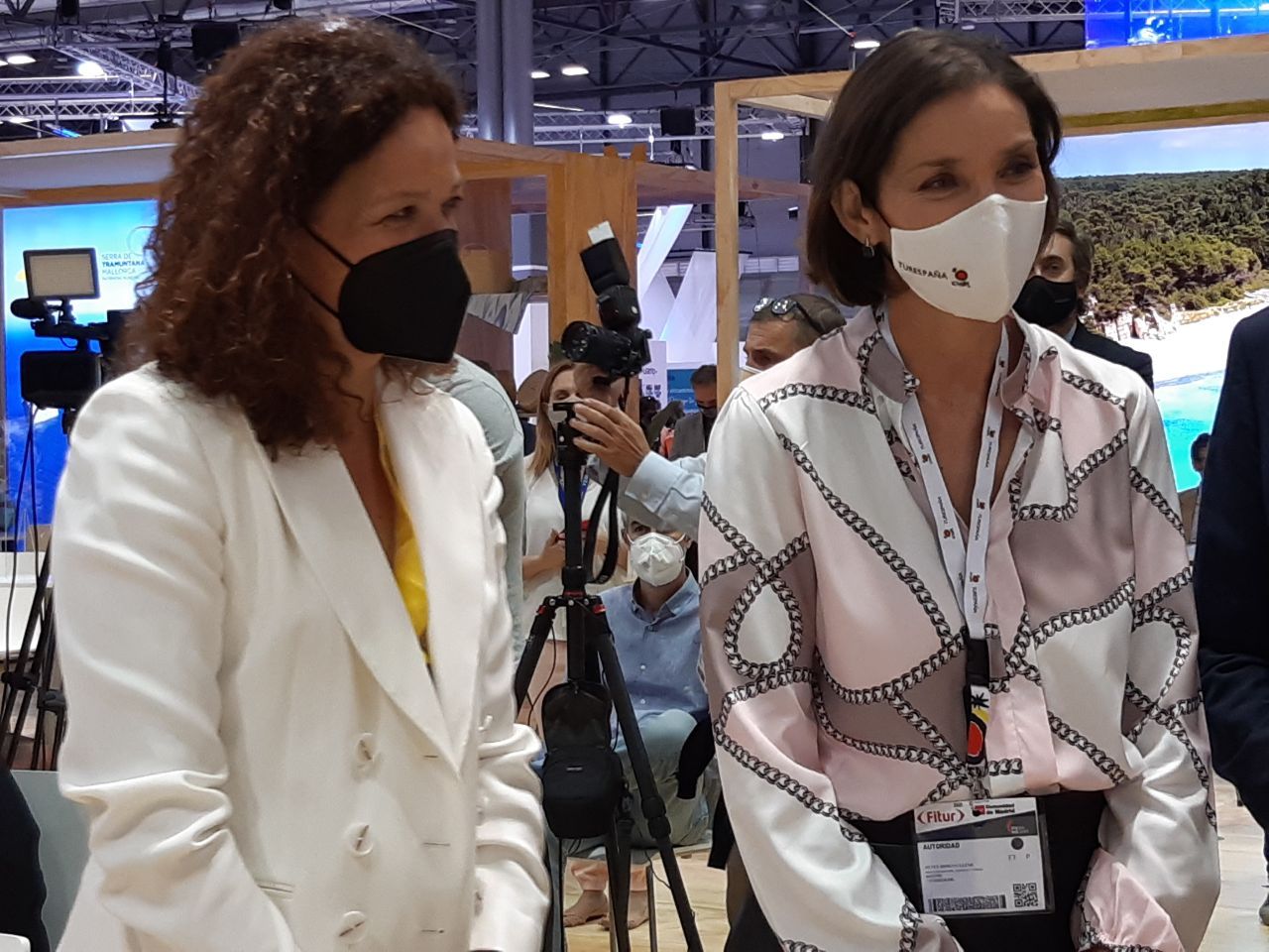 Un moment de la jornada, amb la presidenta Catalina Cladera i la ministra Reyes Maroto.