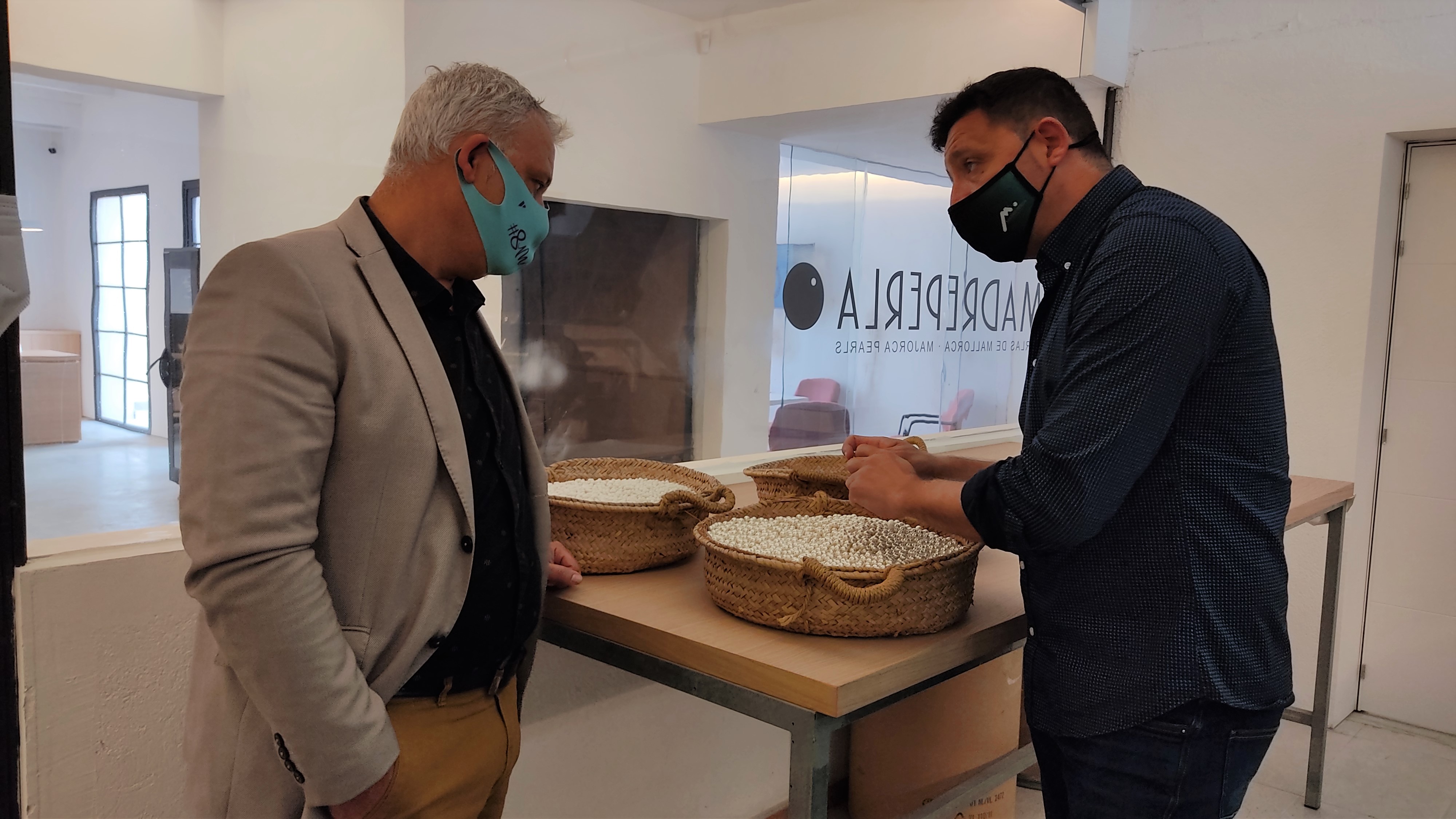 El conseller Alzamora amb Jaume Estrany durant la visita a l’empresa local Madreperla.