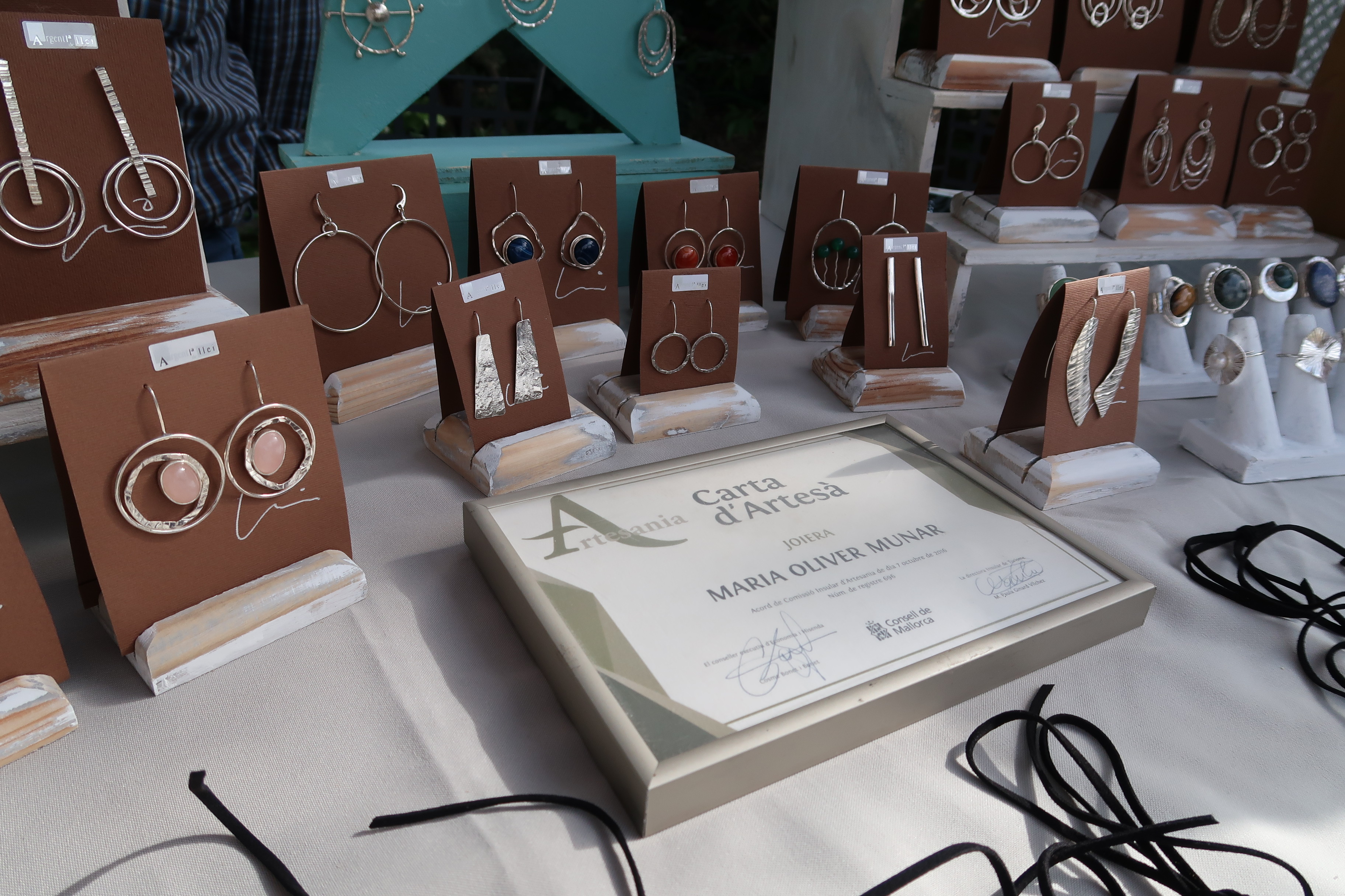 Detall d'una de les paradetes del Géiser Market - Mallorca, amb la carta d'artesana d'una joiera.