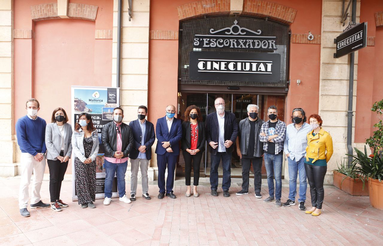 La presidenta Cladera i el conseller Serra amb els guanyadors del concurs d'idees amb els seus equips (hi manca Sandra Seeling, que s'ha connectat per videoconferència)