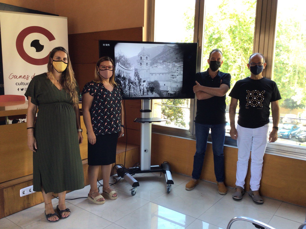 Momento de la presentación de la restauración de El jefe político. En la pantalla se ve un fragmento de la película en la que se reconoce Bunyola.