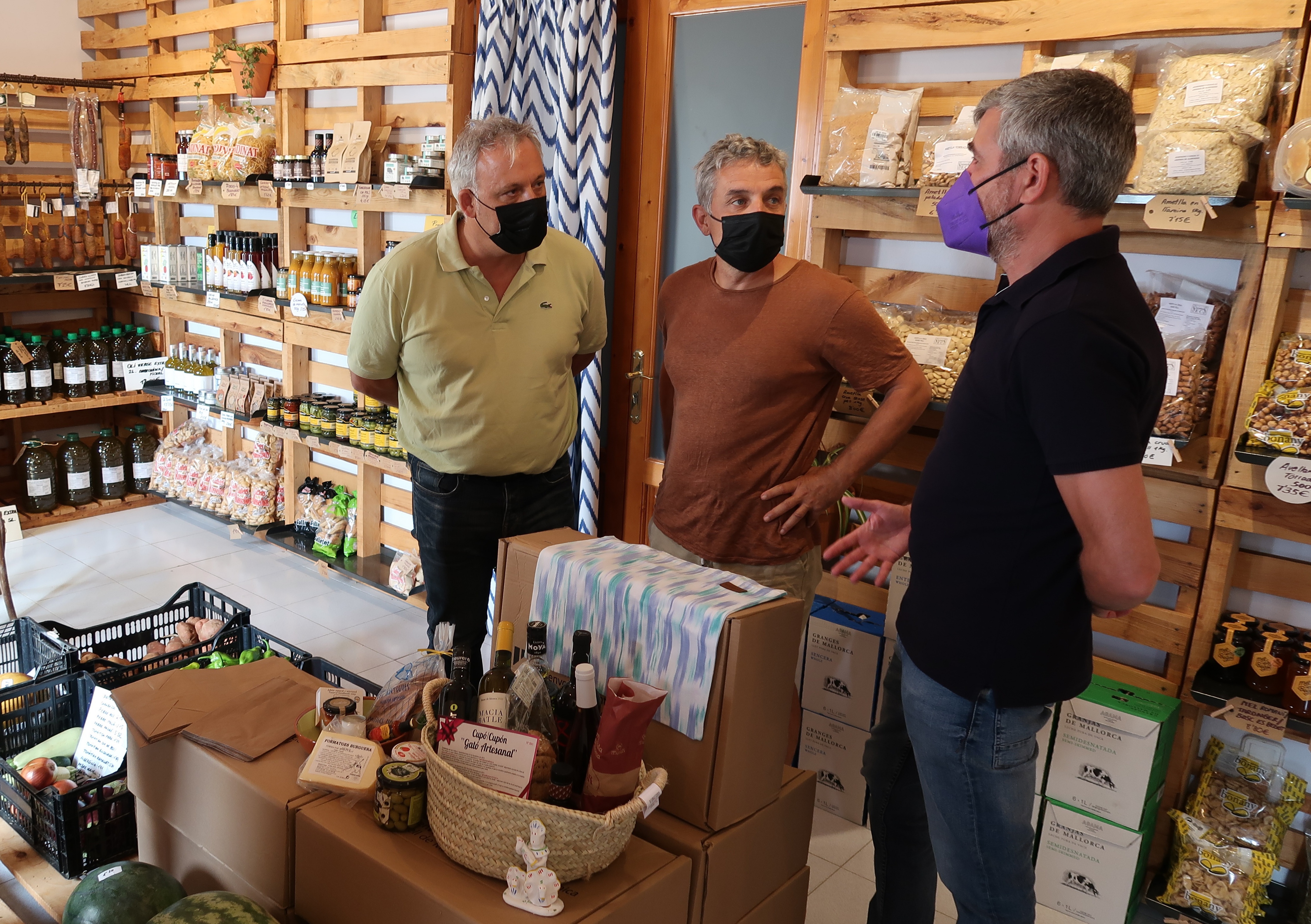 Visita a la tienda del Grup Fruits Secs de Binissalem.