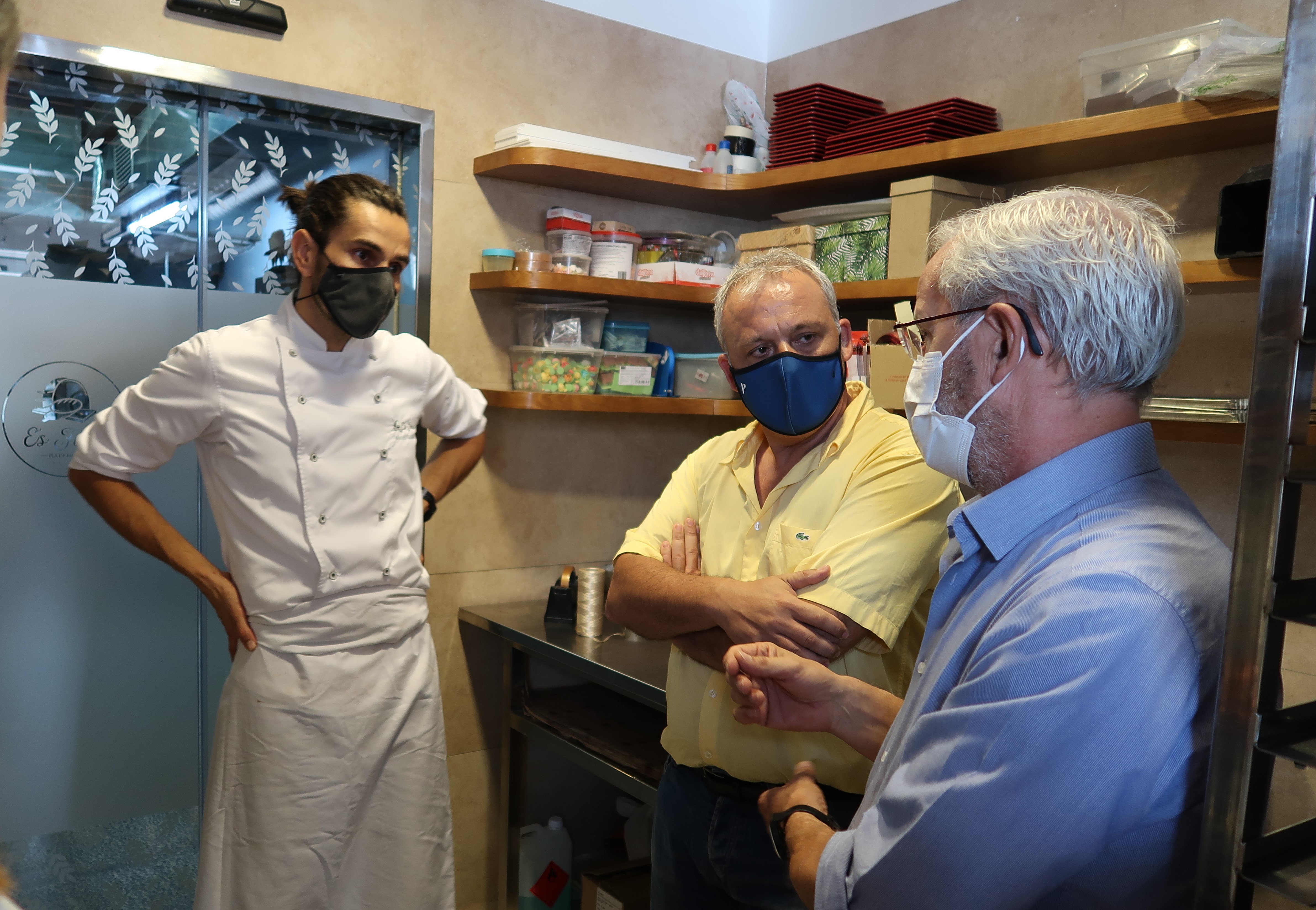 El conseller Jaume Alzamora, el gerent de l'Associació de Forners i Pastissers de les Illes Balears, Pep Magraner, i el pastisser Maties Miralles des Forn Pla de na Tesa.