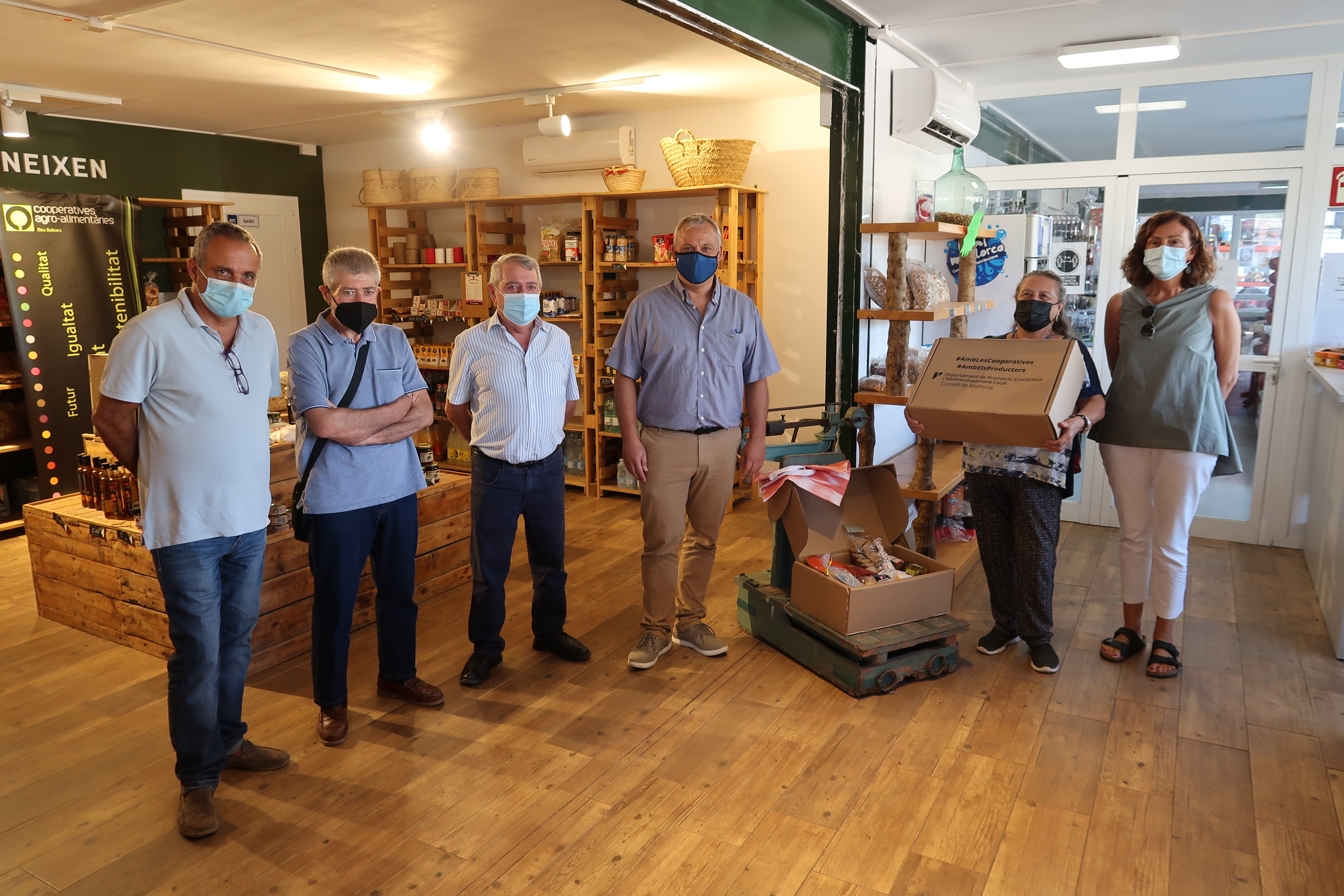 El conseller de Promoció Econòmica i Desenvolupament Local, Jaume Alzamora; el batle de Consell, Andreu Isern; el president de Camp Mallorquí, Miquel Gual; la presidenta de Cooperatives Agro-alimentàries Illes Balears, Jerònima Bonafé; el director insular de Promoció Econòmica i Producte de Mallorca, Joan Font; i la guanyadora del lot, Maria Magdalena Matemales.