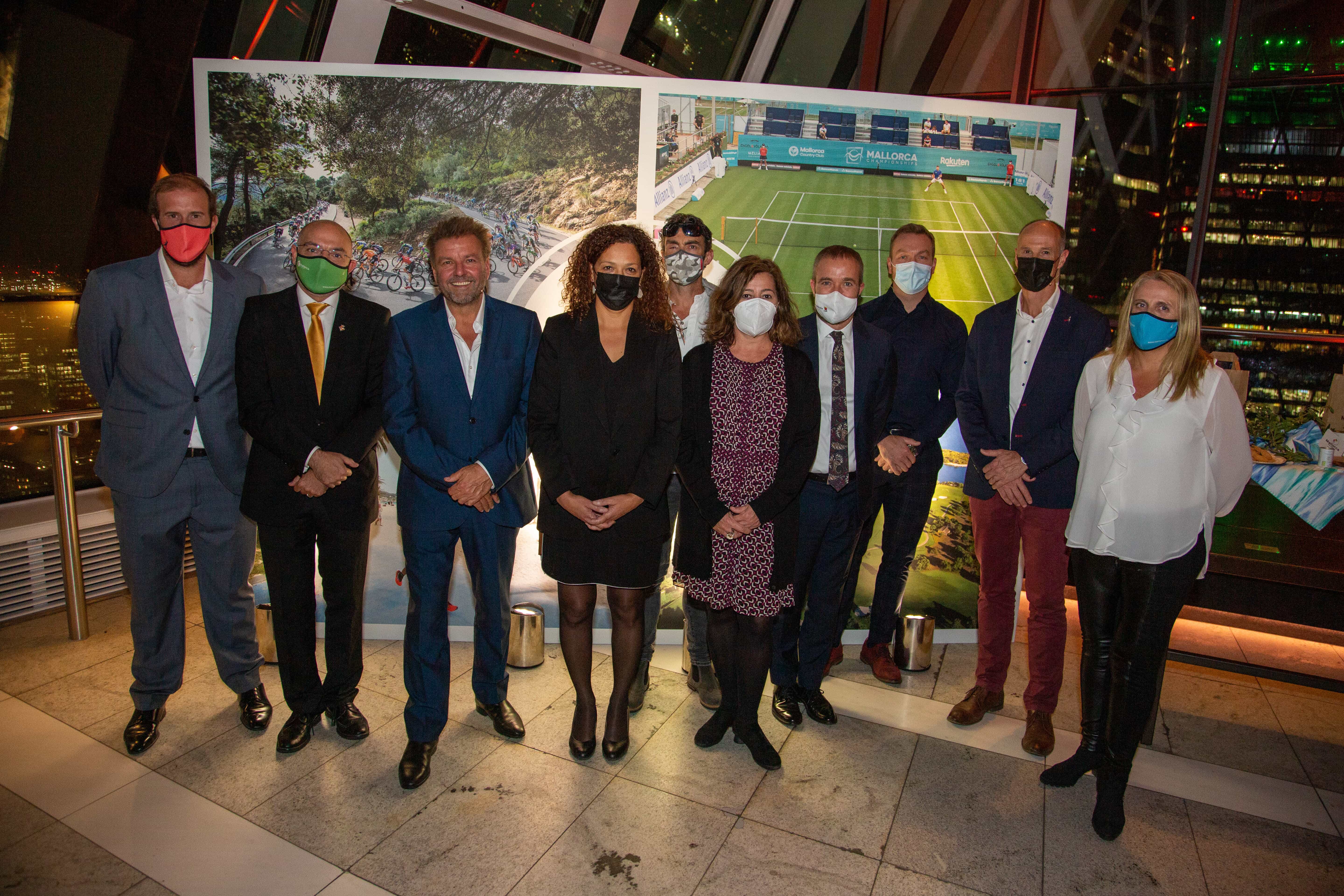 Autoritats presents a l'acte amb els esportistes i participants de la taula rodona.