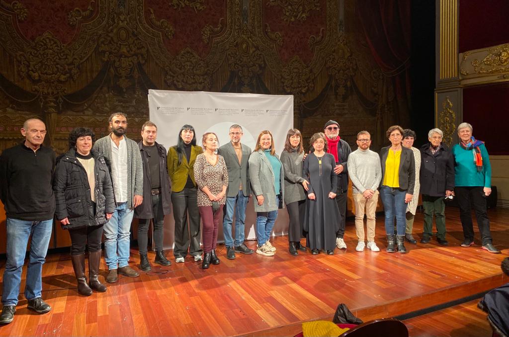 Foto de família del XXIII Festival de Poesia de la Mediterrània 