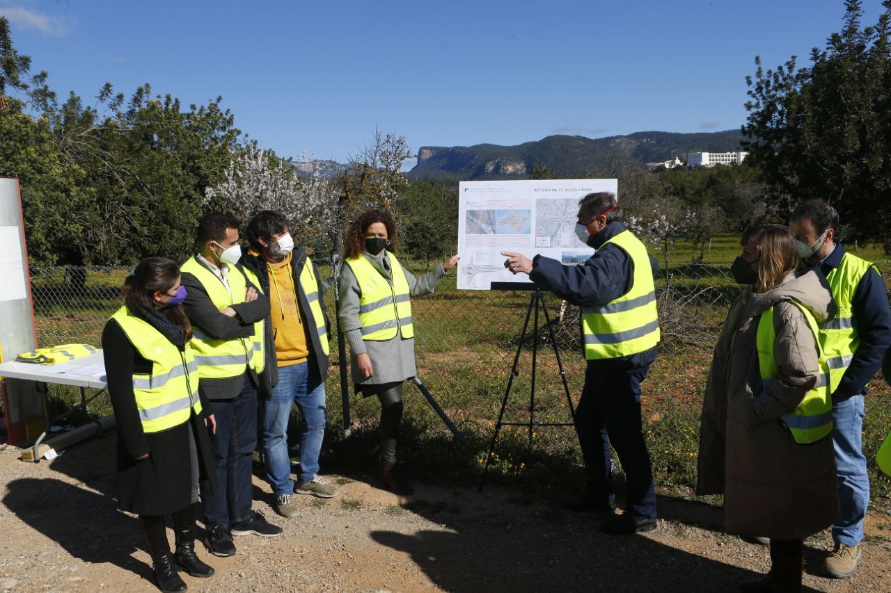 Inicio de las obras de la rotonda de acceso a la finca de Raixa.