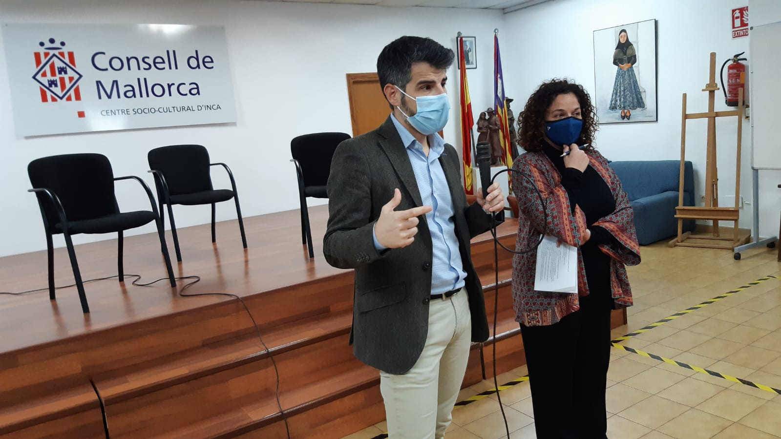 El conseller de Presidència, Javier de Juan, es reuneix amb associacions de gent gran d’Inca.
