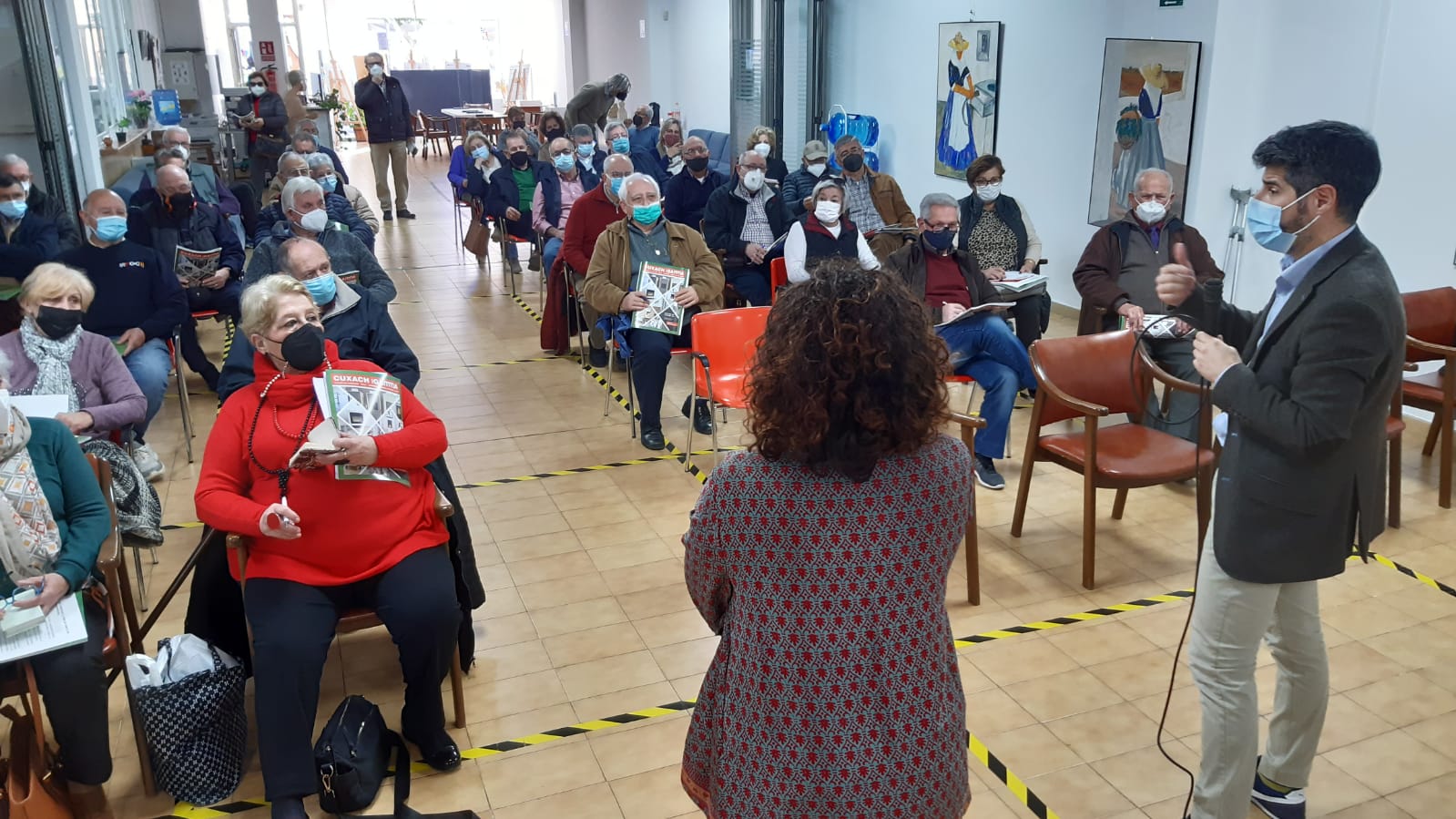 El conseller de Presidència, Javier de Juan, es reuneix amb associacions de gent gran d’Inca.