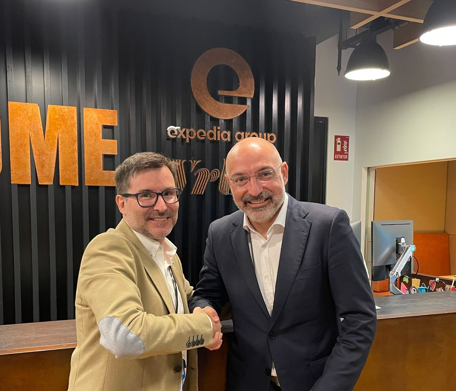 El conseller de Transició, Turisme i Esports, Andreu Serra, amb el representant d'Expedia.