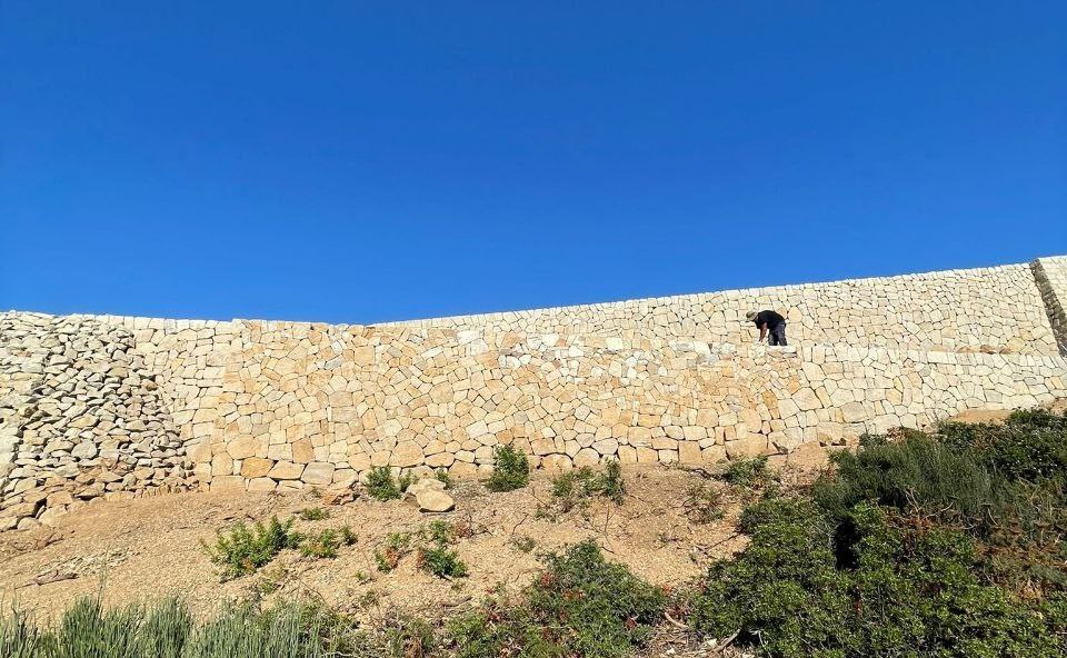 Adequació de murs de pedra en sec de sa Dragonera.