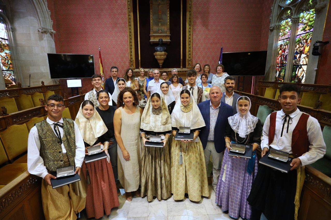 La presidenta Cladera rep a la comitiva de les Festes del Vermar 2022.