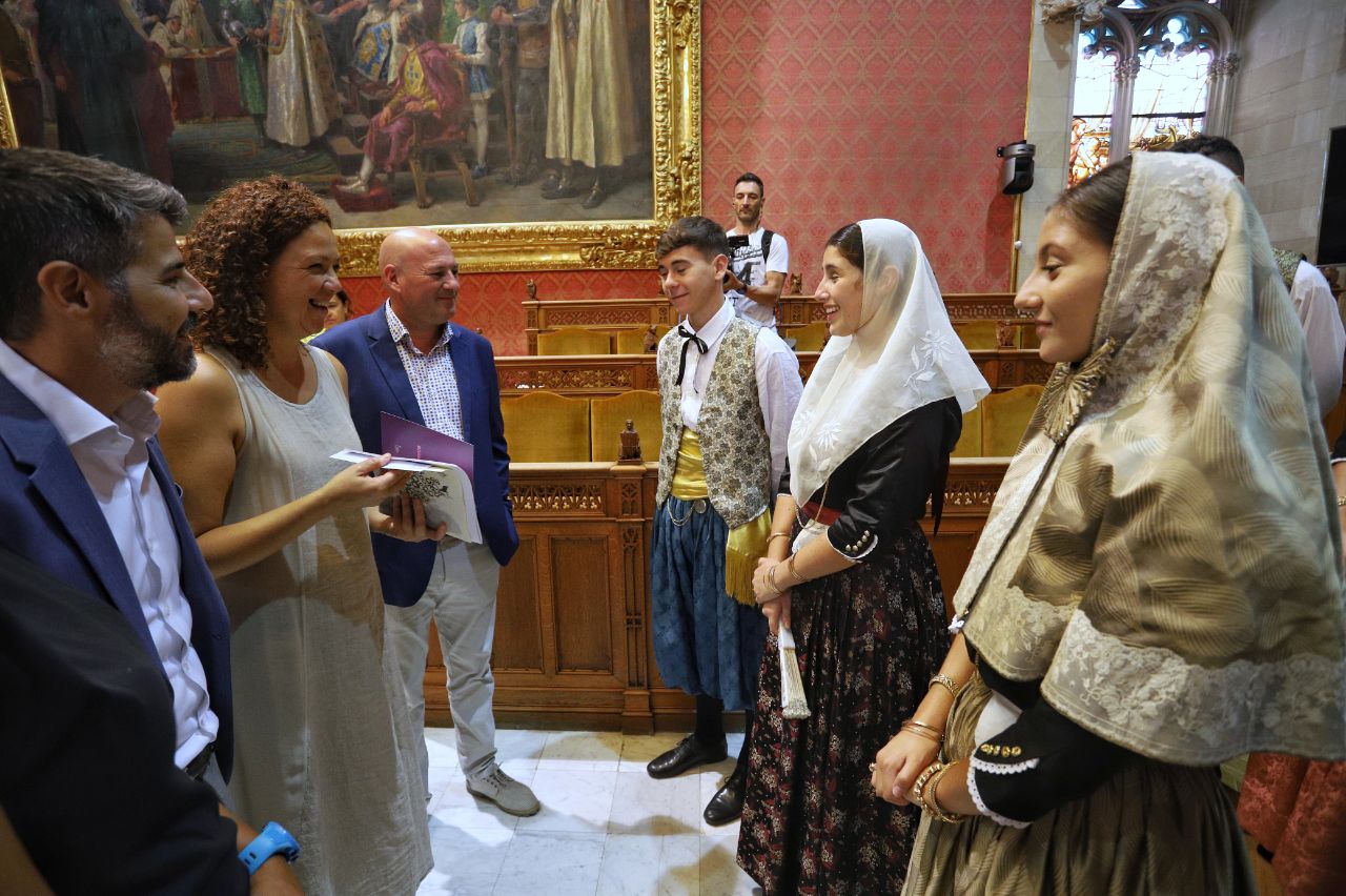 La presidenta Cladera rep a la comitiva de les Festes del Vermar 2022.