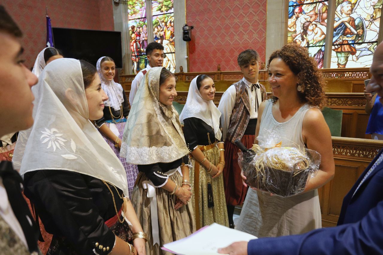 La presidenta Cladera rep a la comitiva de les Festes del Vermar 2022.