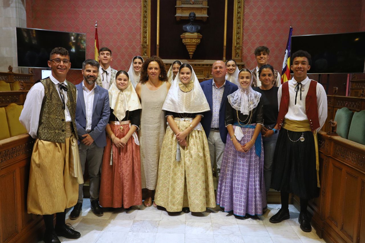 La presidenta Cladera recibe a la comitiva de las Festes del Vermar 2022.