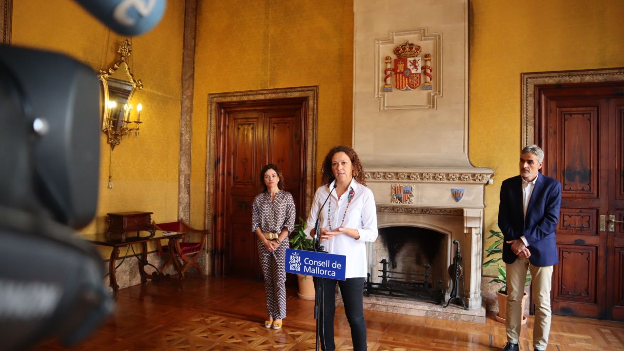 Reunió entre la presidenta Catalina Cladera i la consellera Rosario Sánchez.