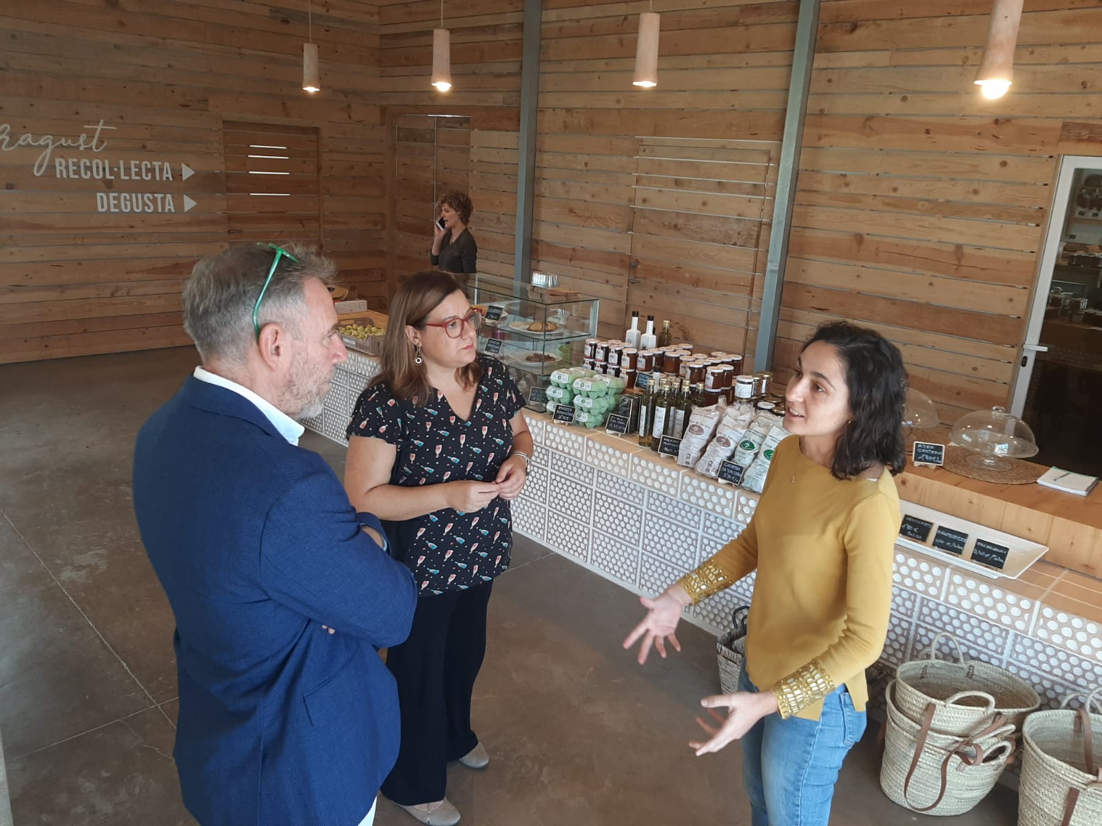 Visita a empreses beneficiàries de la convocatòria d’ajuts per al foment de l’ús de la llengua catalana.