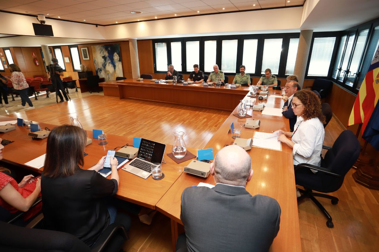 Reunión para hacer balance de la temporada turística y de la aplicación del Decreto ley contra el turismo de excesos en el municipio de Calvià.