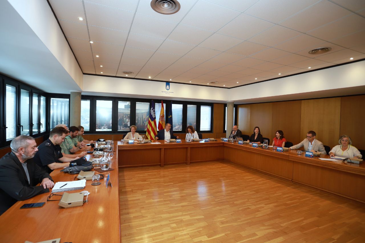 Reunión para hacer balance de la temporada turística y de la aplicación del Decreto ley contra el turismo de excesos en el municipio de Calvià.