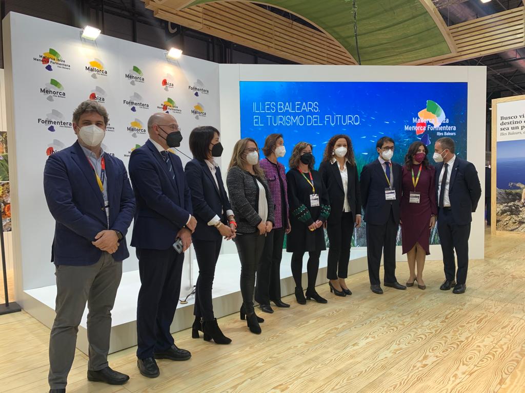 Les autoritats del Consell de Mallorca amb la ministra Reyes Maroto i autoritats del Govern balear i altres Consells Insulars.