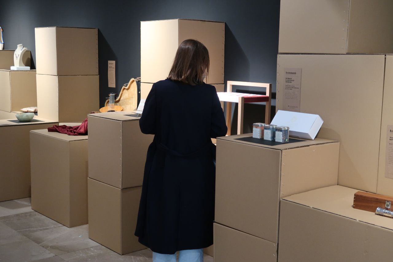 La muestra consta de 25 piezas de oficios artesanos muy diferentes, desde bisutería, joyería y platería, cerámica, tejidos o cuero hasta instrumentos musicales y vidrio, o productos herbolarios y de alimentación, además de un proyecto de escuela artesana.