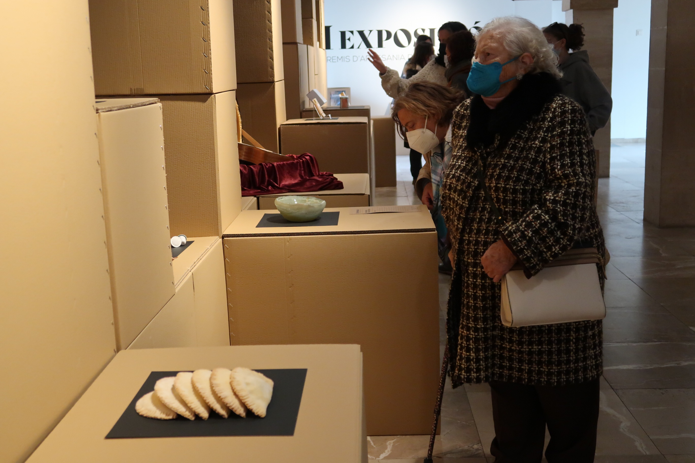 La muestra consta de 25 piezas de oficios artesanos muy diferentes, desde bisutería, joyería y platería, cerámica, tejidos o cuero hasta instrumentos musicales y vidrio, o productos herbolarios y de alimentación, además de un proyecto de escuela artesana.
