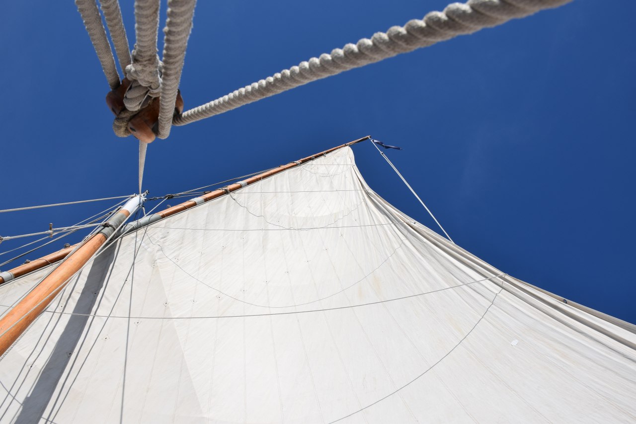 Detalle de la vela latina de La Balear.