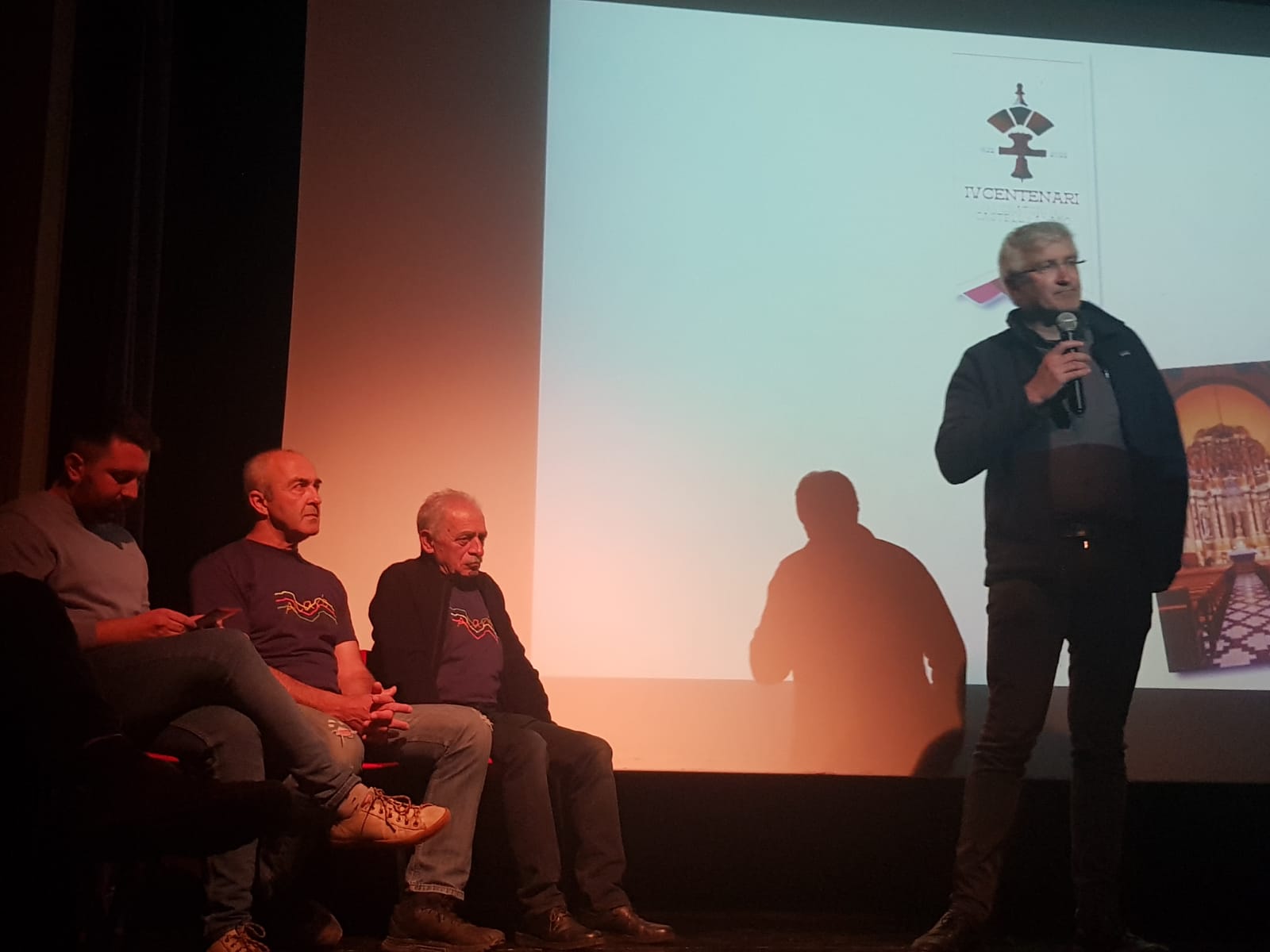 Presentación de las postales conmemorativas.