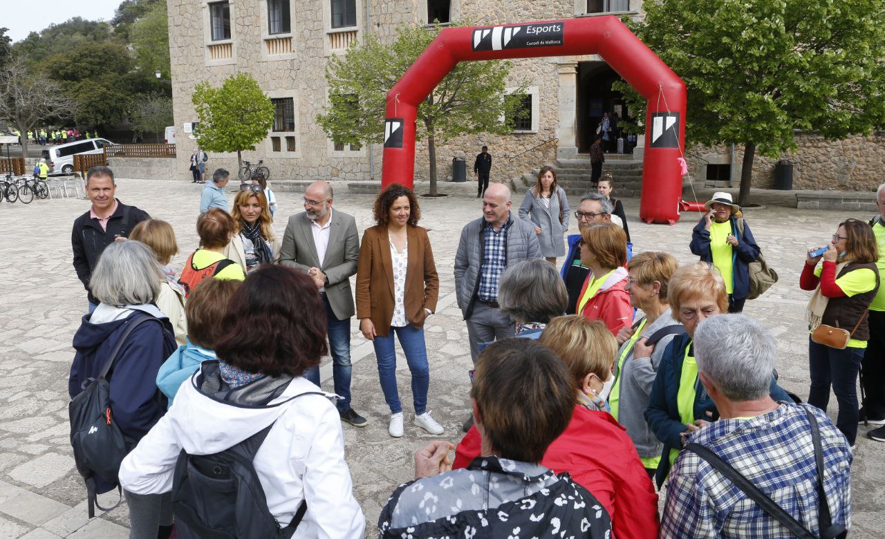 La presidenta Cladera amb el grup de 'Mou-te amb salut!'.