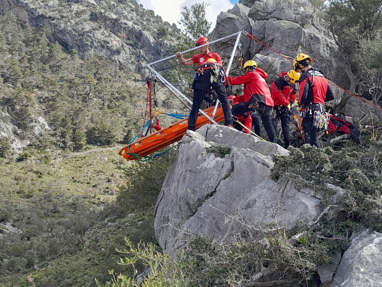 El Grup de Rescat de Muntanya dels Bombers de Mallorca en acció.