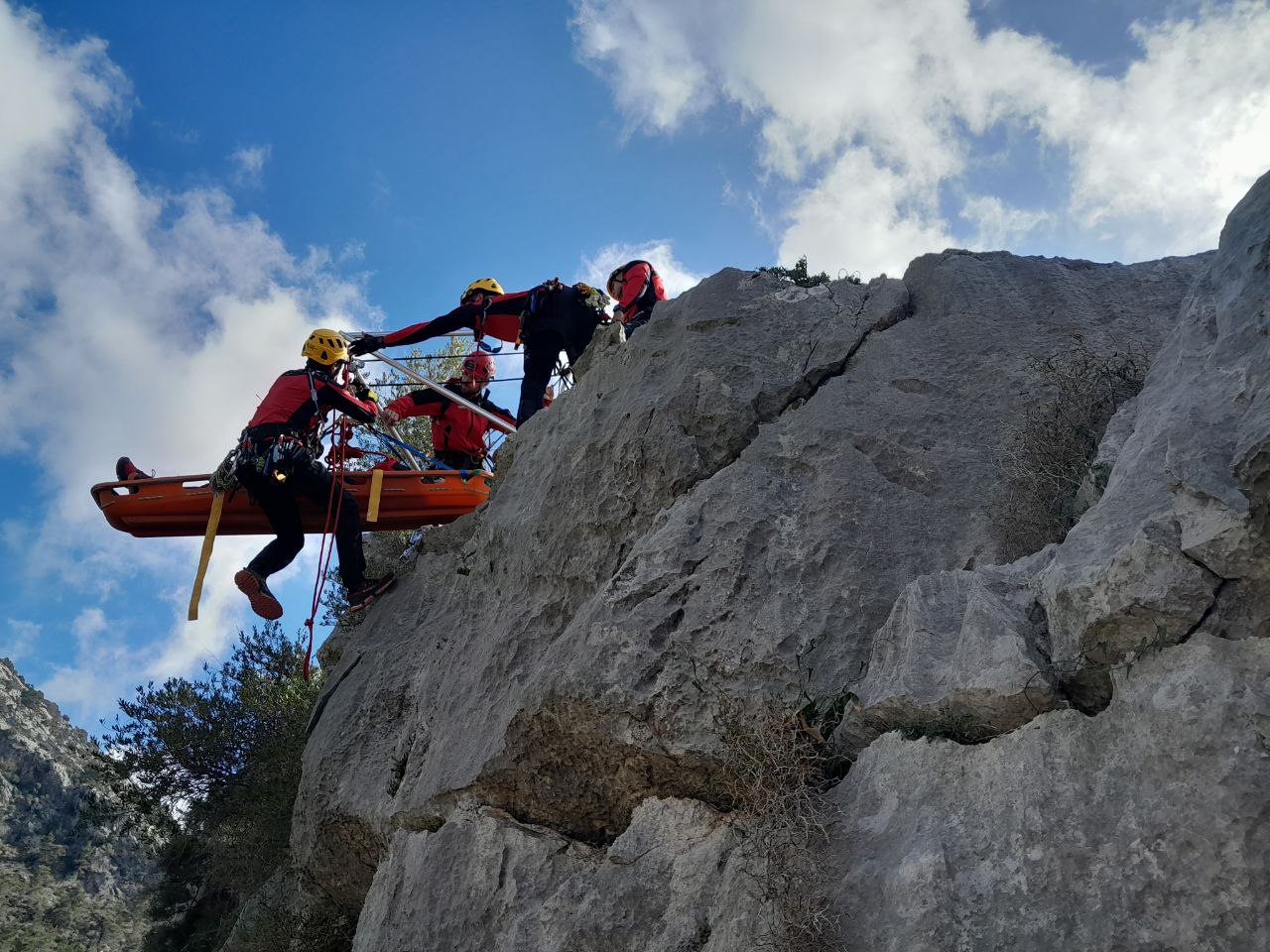 El Grup de Rescat de Muntanya dels Bombers de Mallorca en acció.