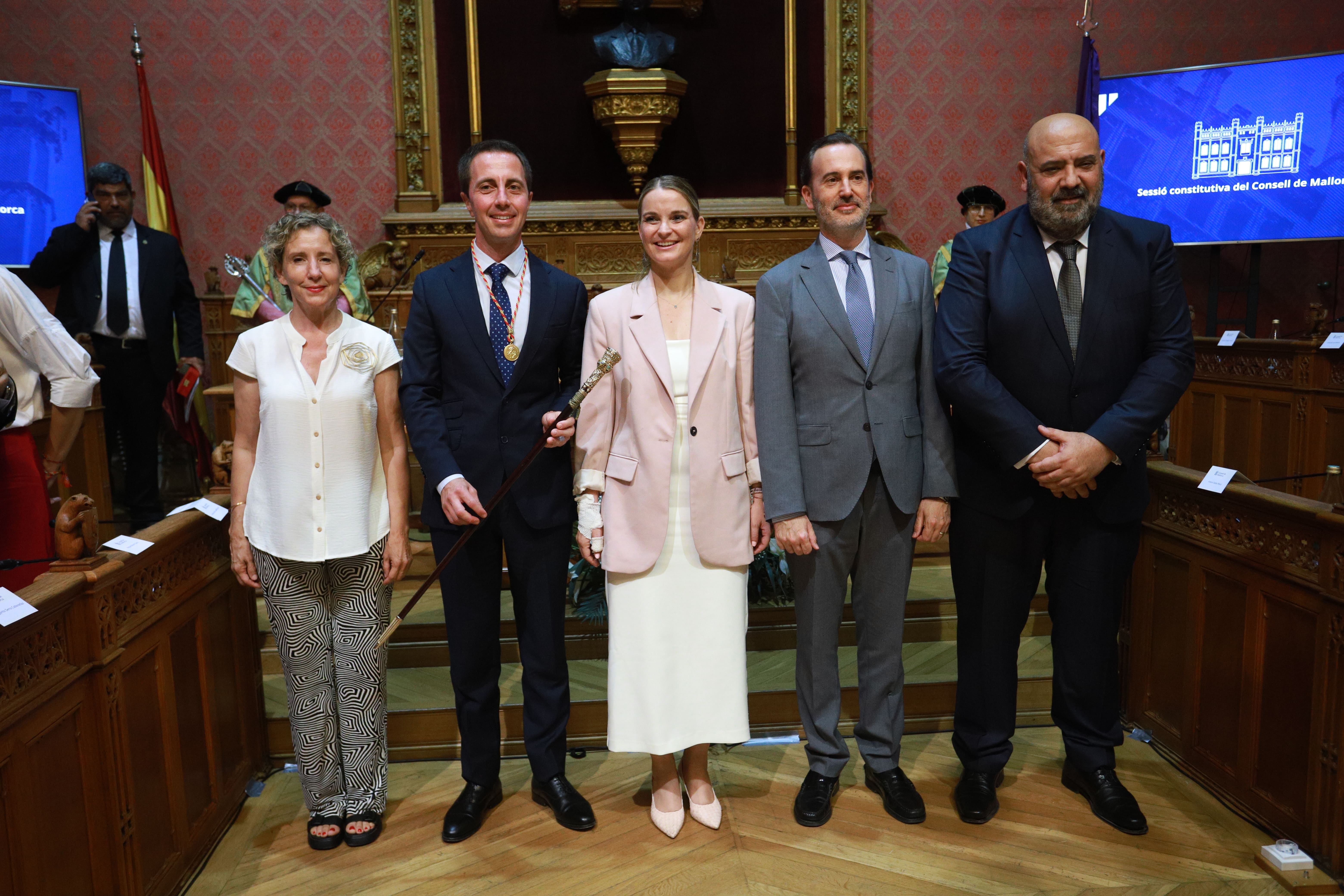 El president del Consell de Mallorca, Llorenç Galmés, amb la presidenta del Govern de les Illes Balears, Marga Prohens, el president del Parlament de les Illes Balears, Gabriel Le Senne, la delegada del Govern d’Espanya a les Illes Balears, Aina Calvo, i el batle de Palma, Jaime Martínez.