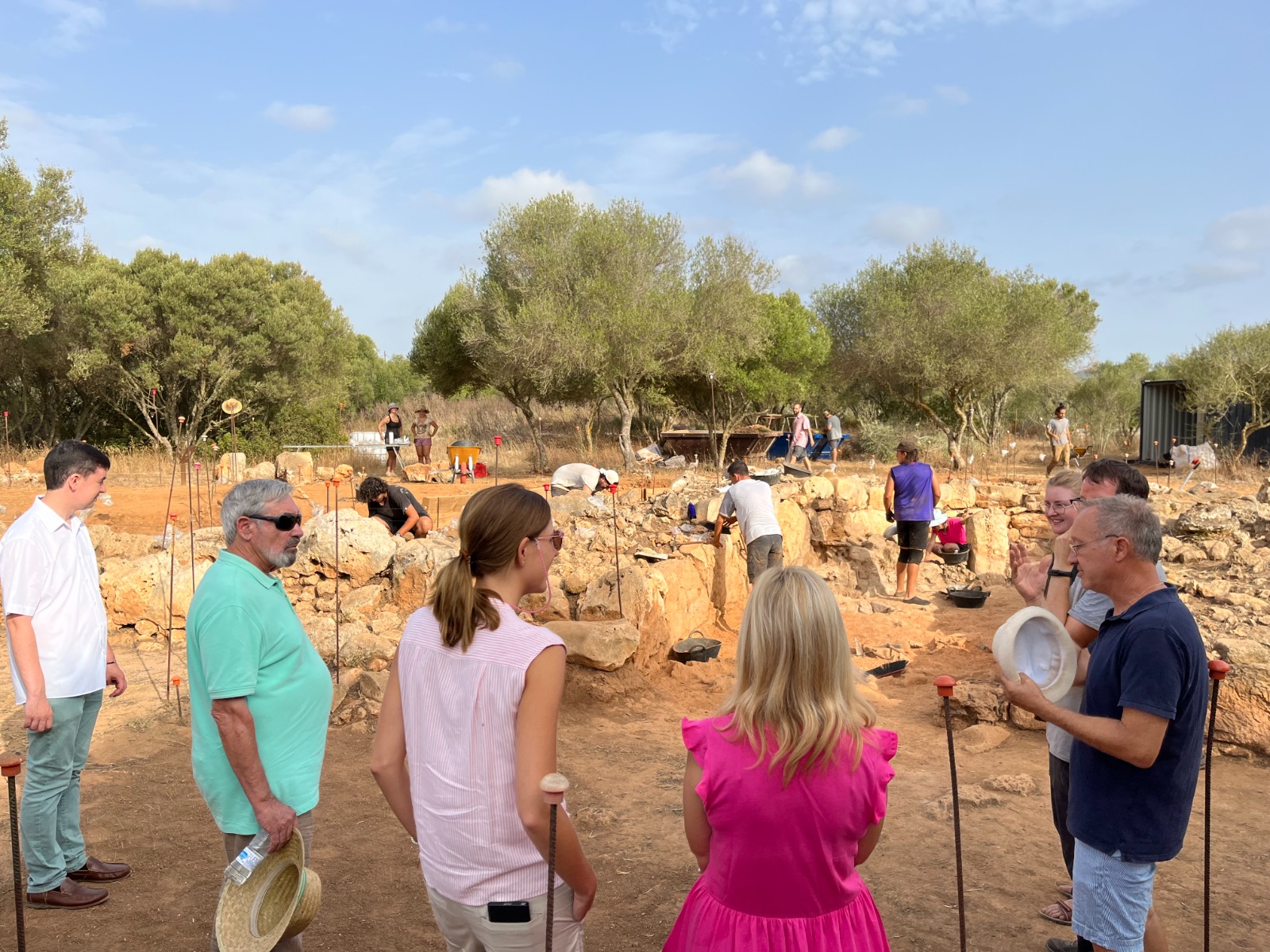 La vicepresidenta primera i consellera de Cultura i Patrimoni, Antònia Roca, visita el jaciment arqueològic dels Closos de Can Gaià.