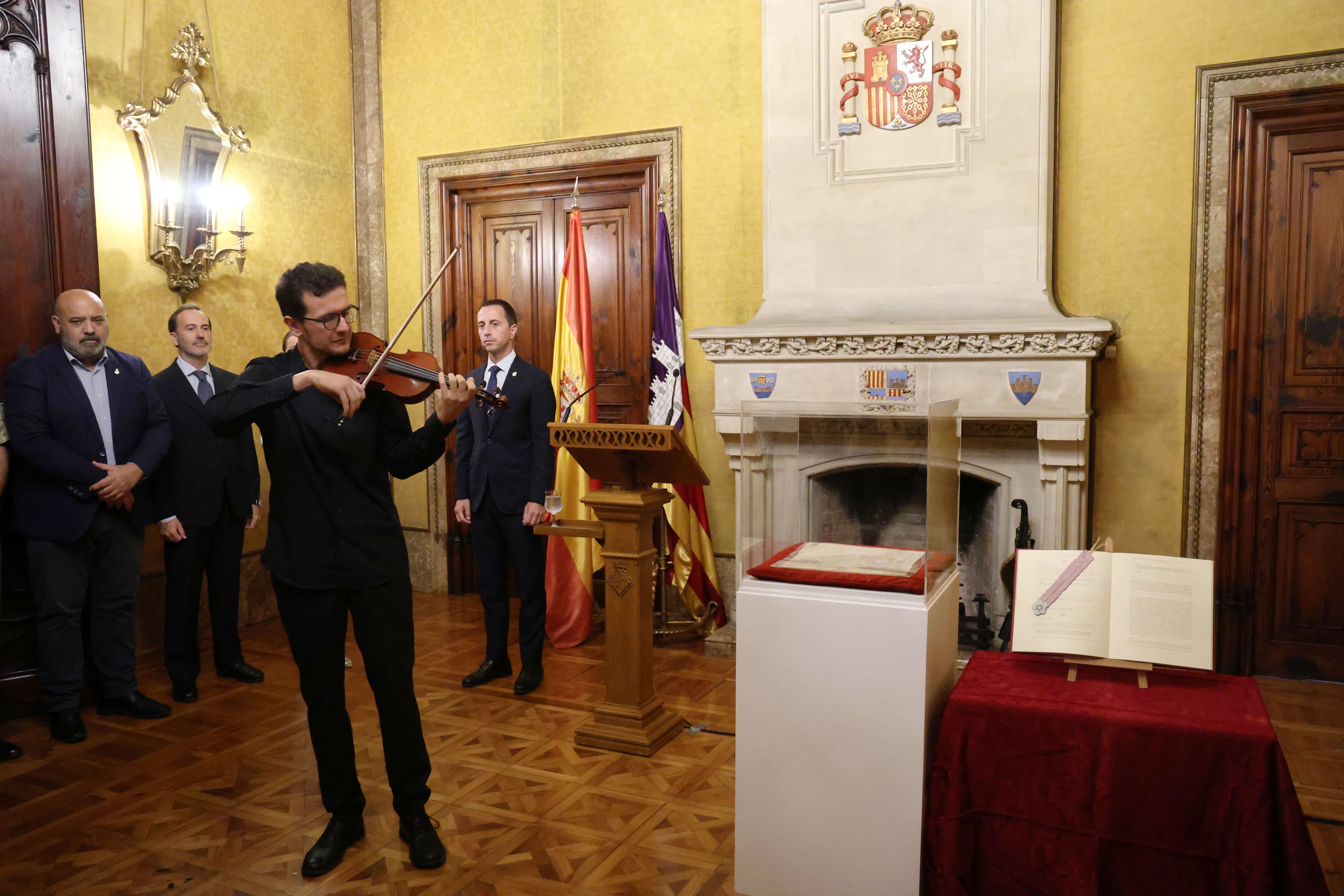 Acto de presentación del pergamino.