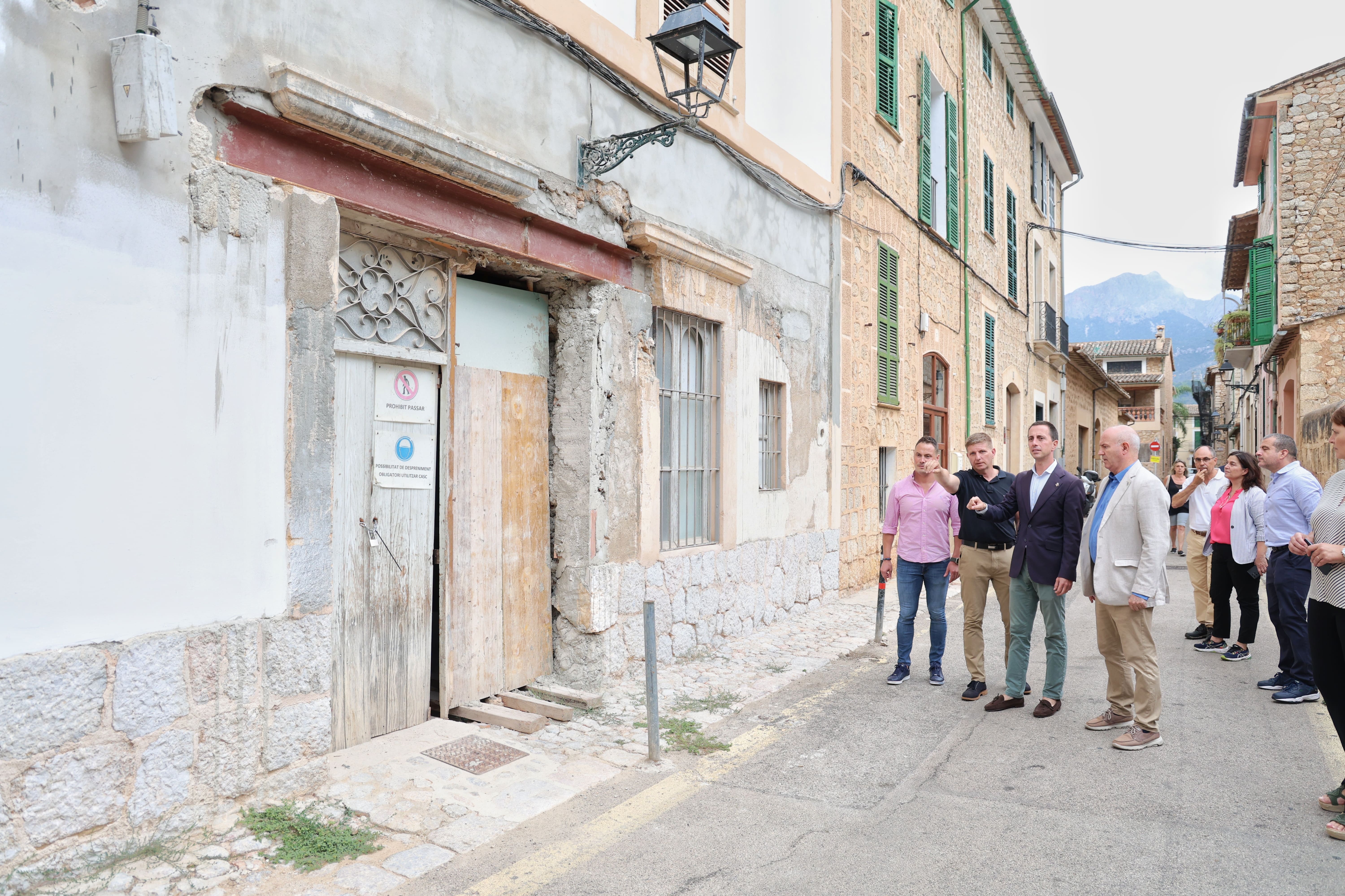 El presidente del Consell, Llorenç Galmés, visita el teatro Defensora de Sóller.