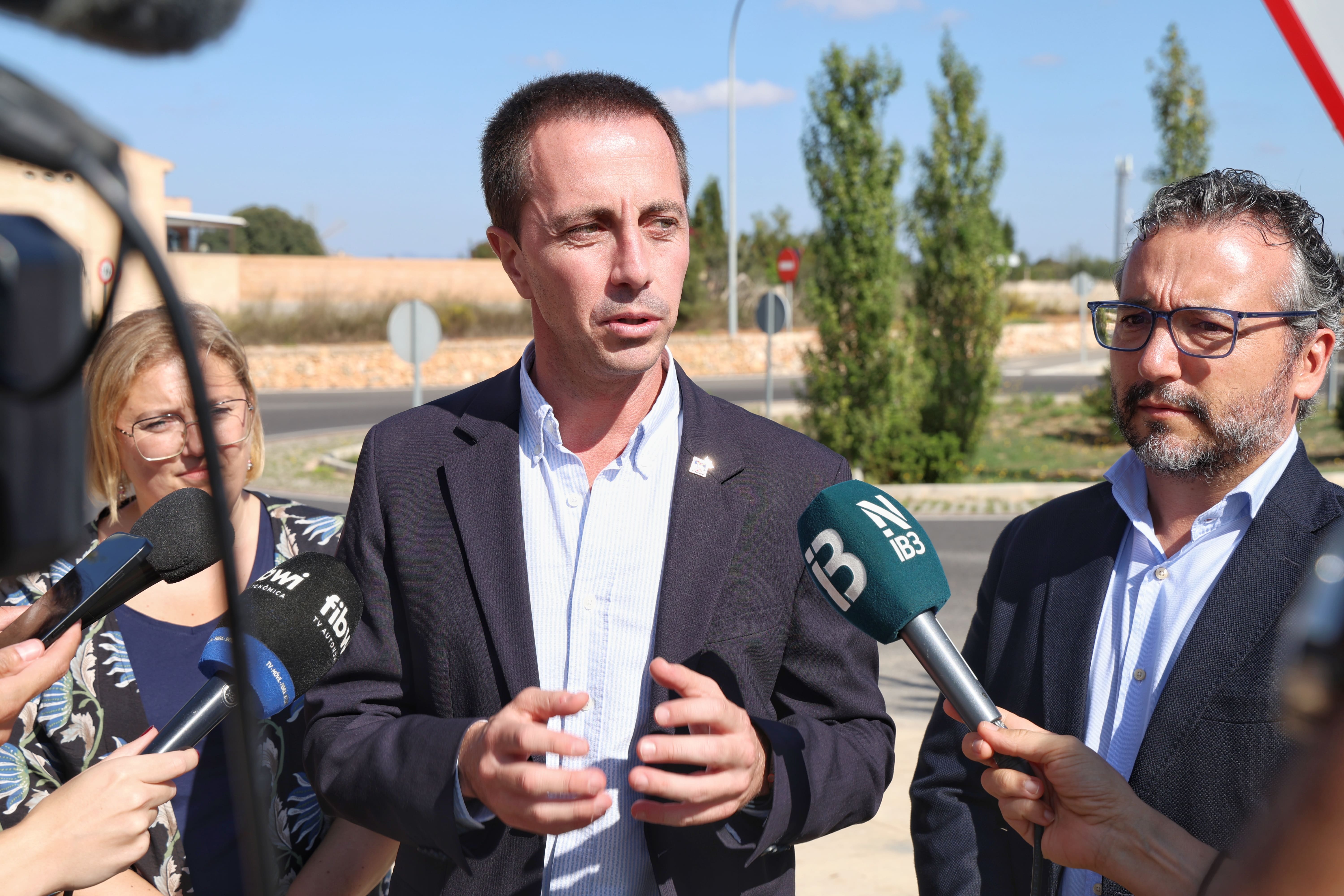 El president del Consell de Mallorca, Llorenç Galmés, atén els mitjans de comunicació.