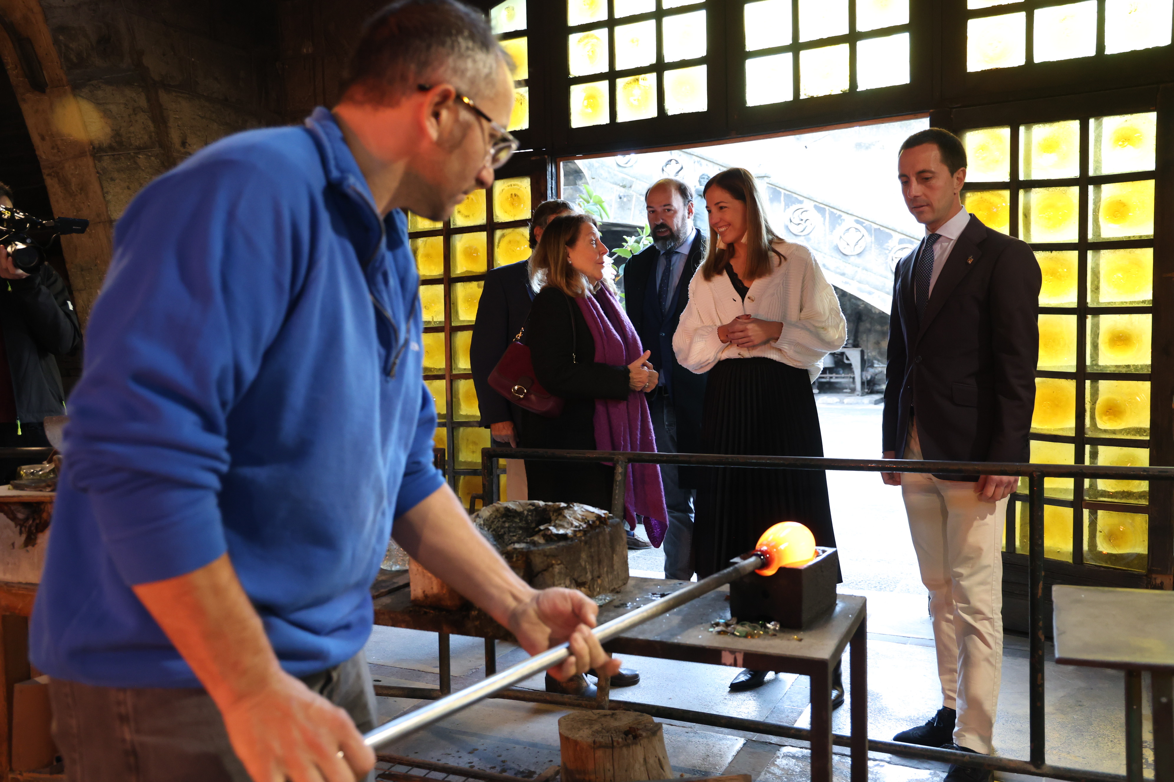 El president Galmés i la vicepresidenta Roca visiten la fàbrica Gordiola.