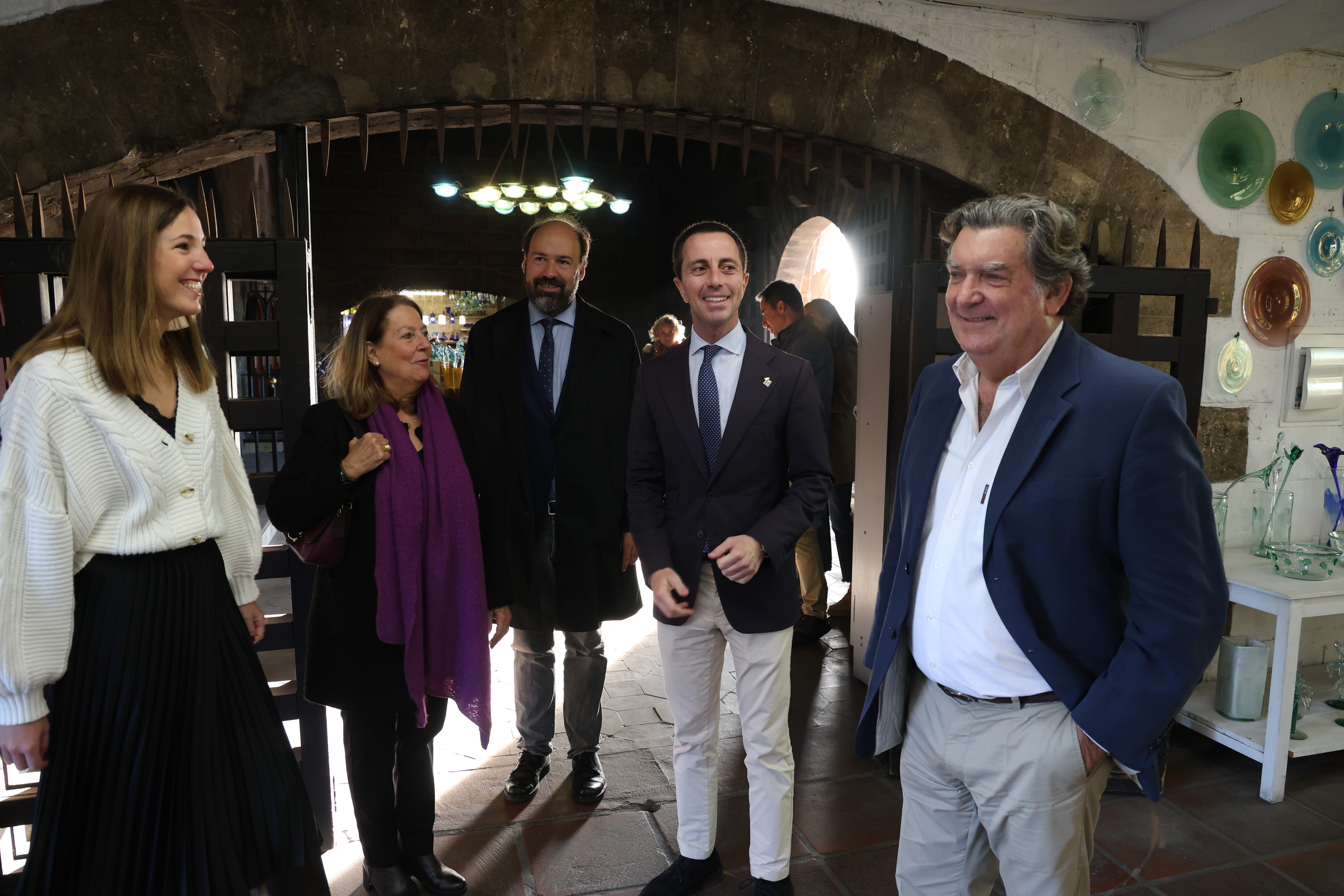 El president Galmés i la vicepresidenta Roca visiten la fàbrica Gordiola.
