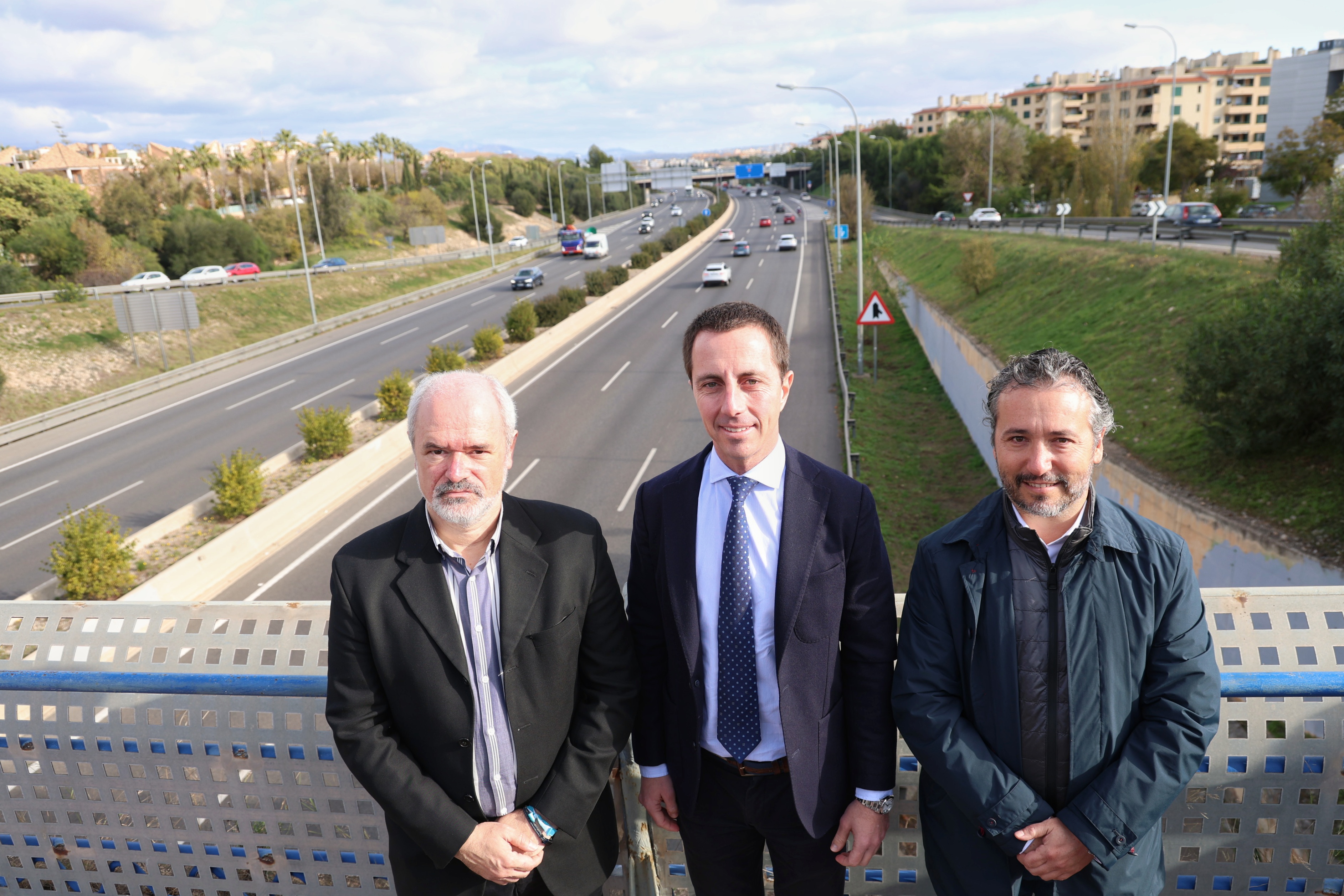 El president del Consell de Mallorca, Llorenç Galmés, el conseller de Territori, Mobilitat i Infraestructures, Fernando Rubio, i el director insular d'Infraestructures i Mobilitat, Rafel Gelabert