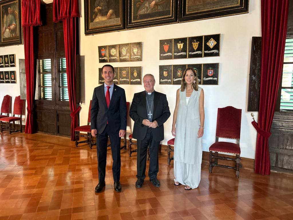El presidente Llorenç Galmés y la vicepresidenta Antònia Roca son recibidos en audiencia por el obispo Sebastià Taltavull.