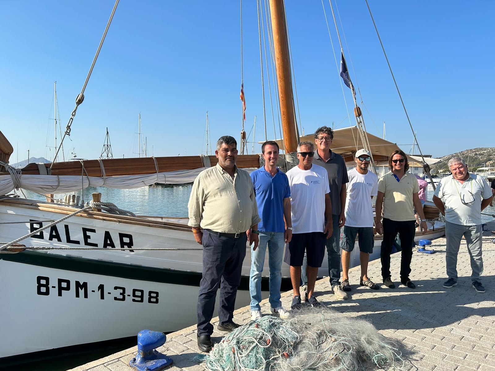 El president del Consell, Llorenç Galmés, i el vicepresident segon i conseller de Medi Ambient, Medi Rural i Esports, Pedro Bestard, abans de pujar a bord de La Balear.