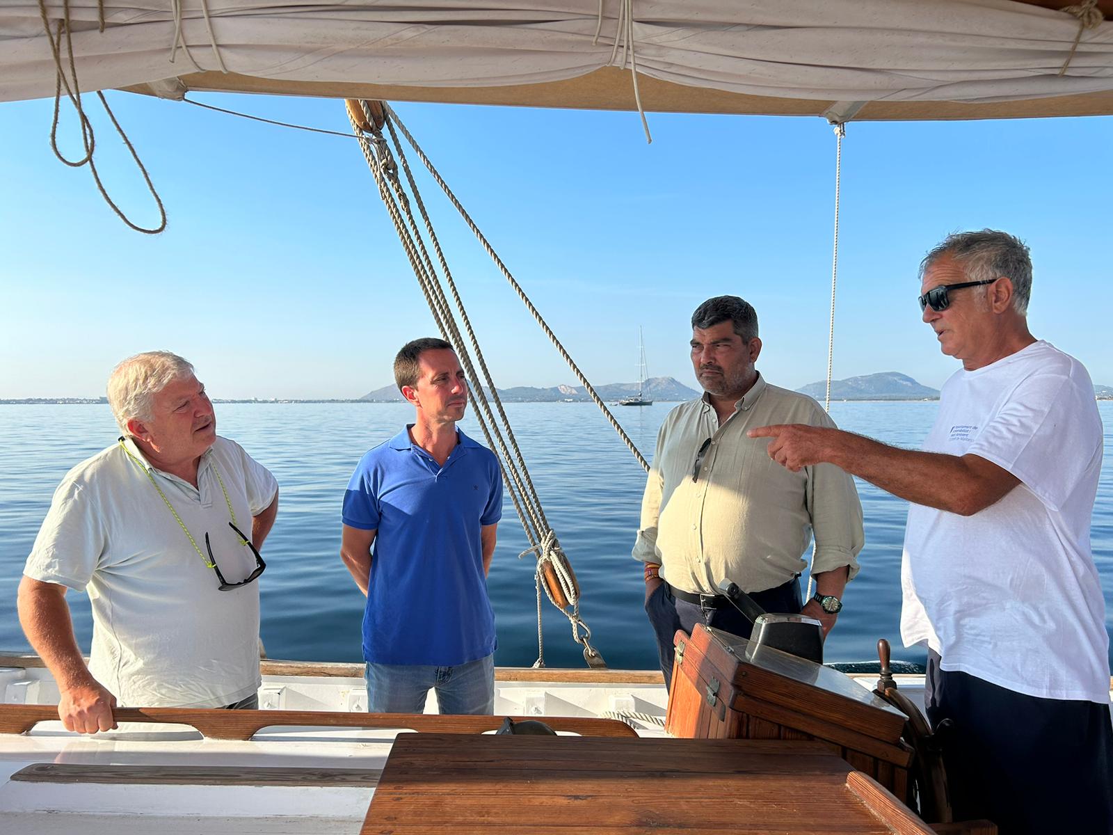 El president del Consell, Llorenç Galmés, i el vicepresident segon i conseller de Medi Ambient, Medi Rural i Esports, Pedro Bestard, navegant a bord de La Balear.