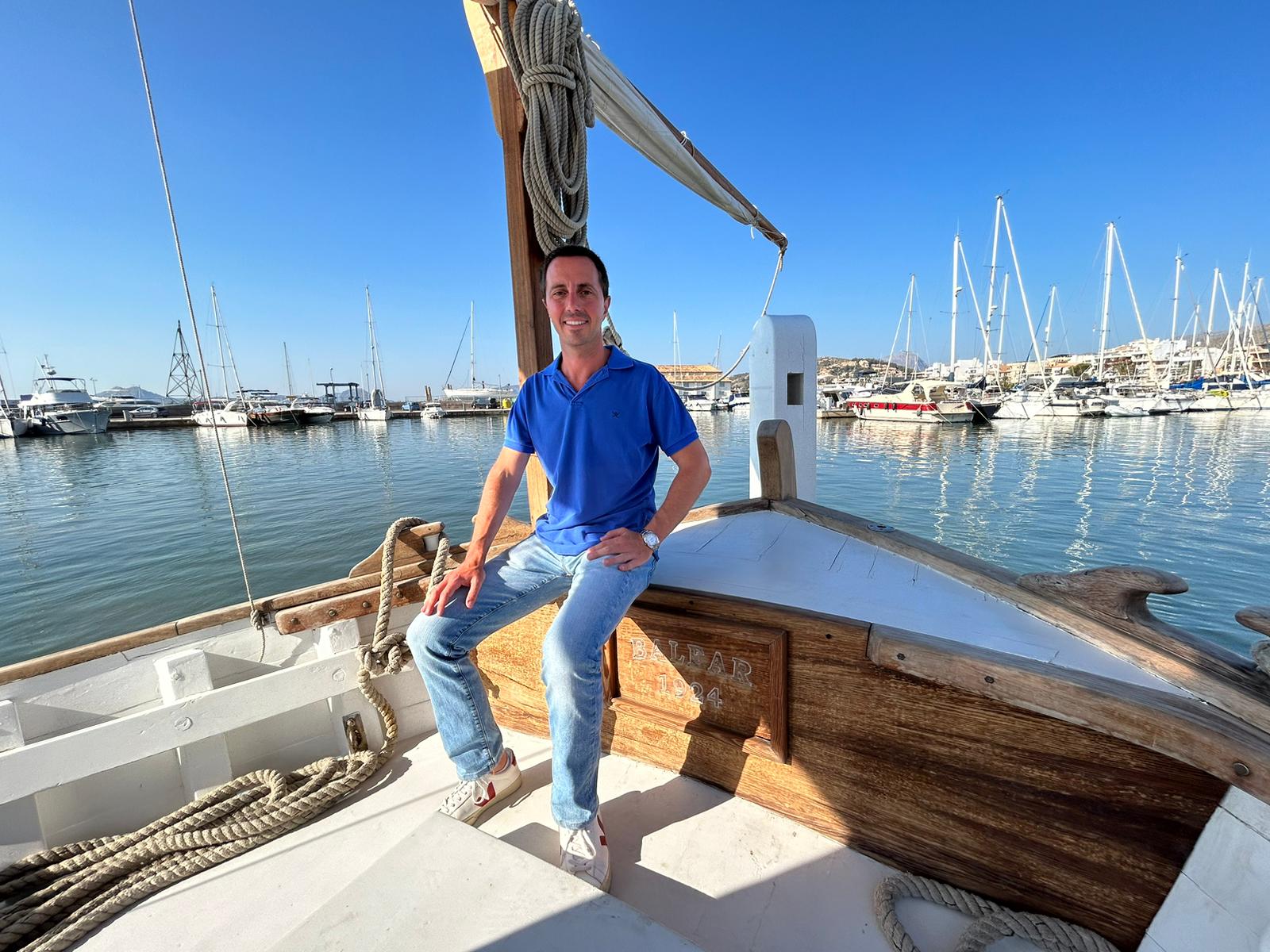 El president del Consell, Llorenç Galmés, navegant a bord de La Balear.
