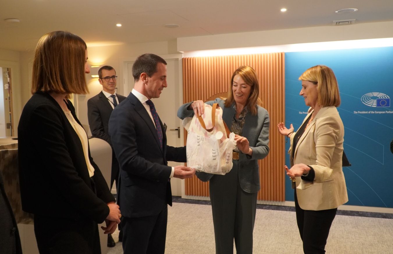 El presidente Galmés se reúne con representantes de las instituciones europeas para tramitar la protección de las telas de lenguas.