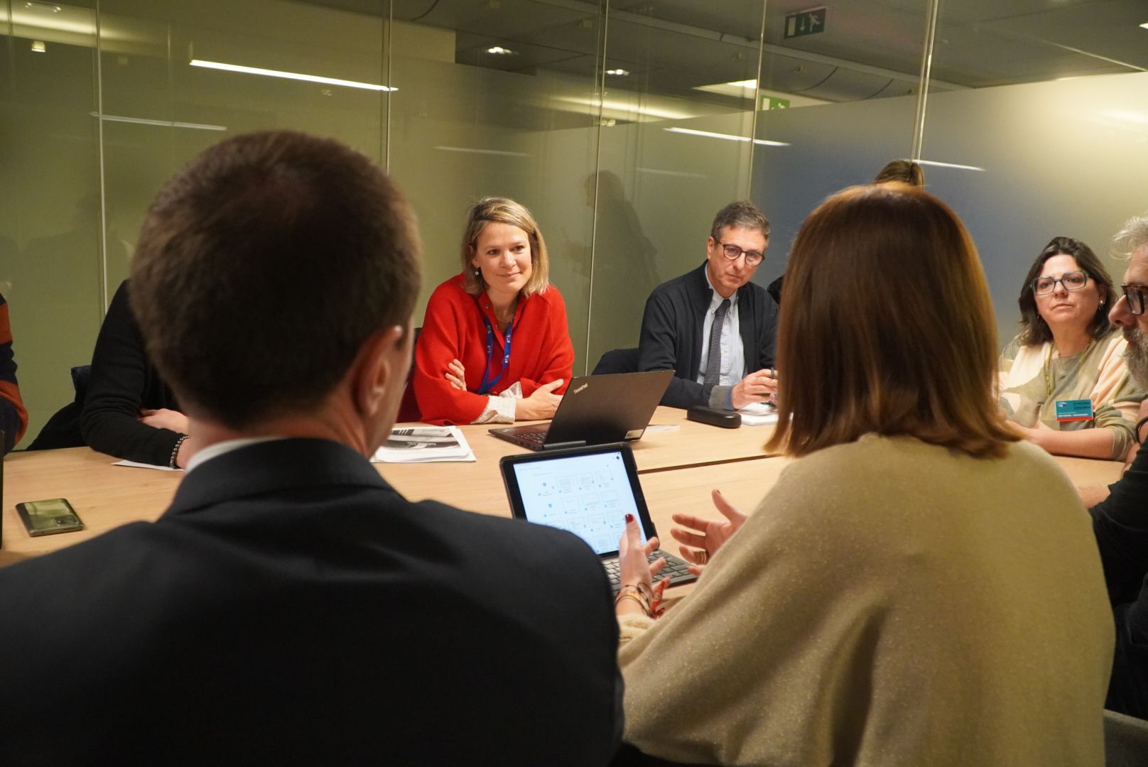 El presidente Galmés se reúne con representantes de las instituciones europeas para tramitar la protección de las telas de lenguas.