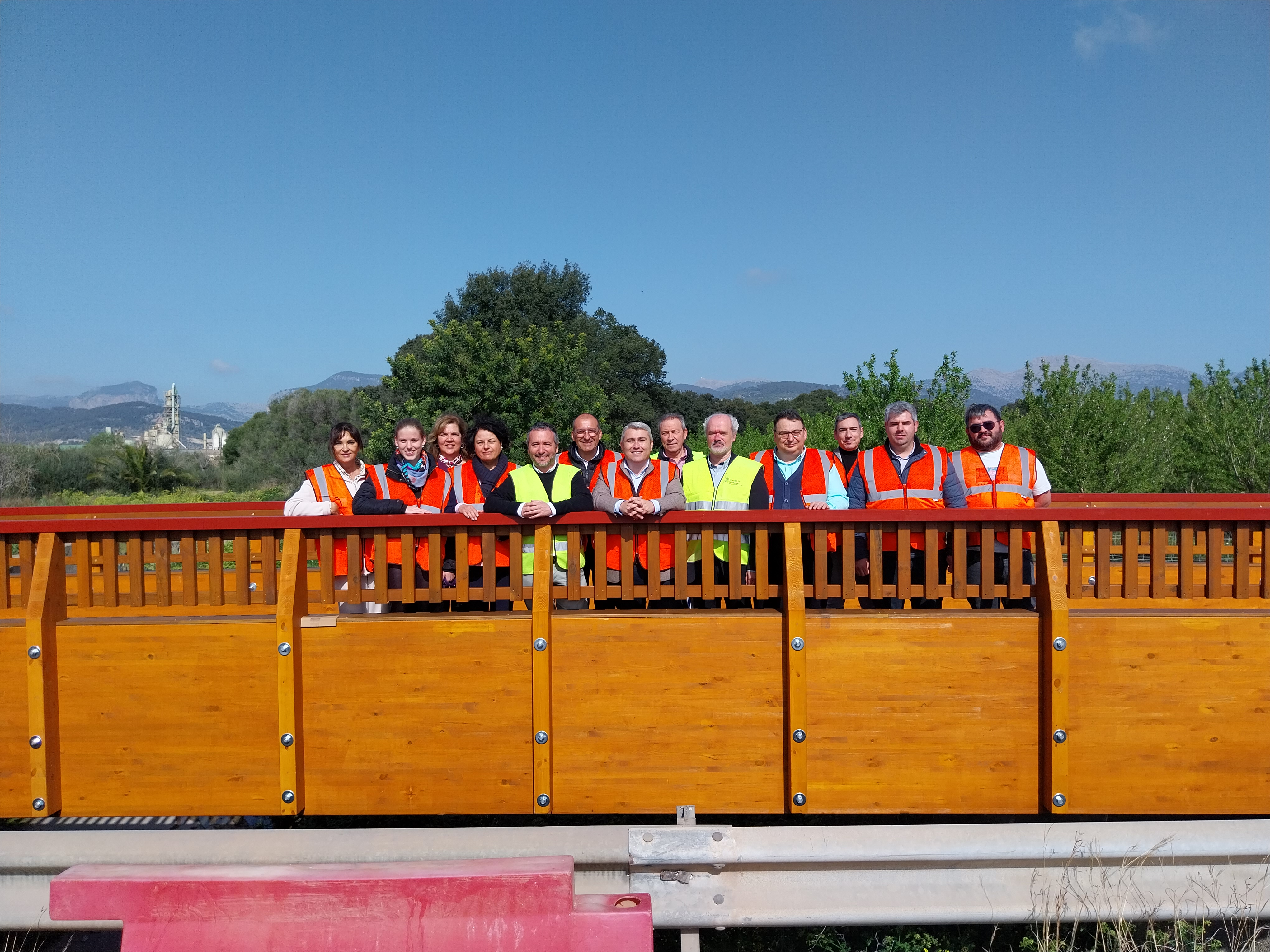 Inauguración de la pasarela de madera sobre el torrente de Aumadrà.