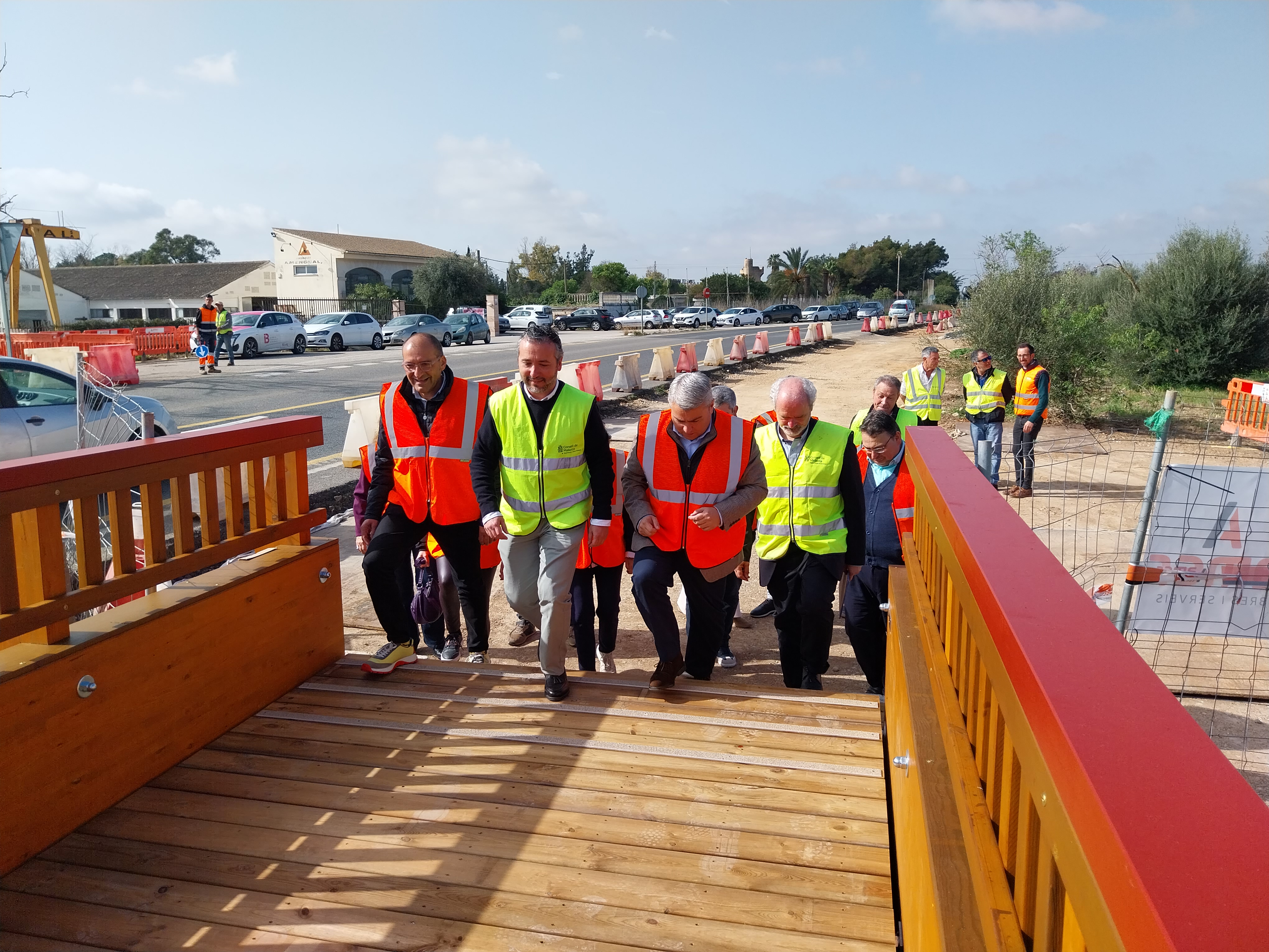 Inauguración de la pasarela de madera sobre el torrente de Aumadrà.
